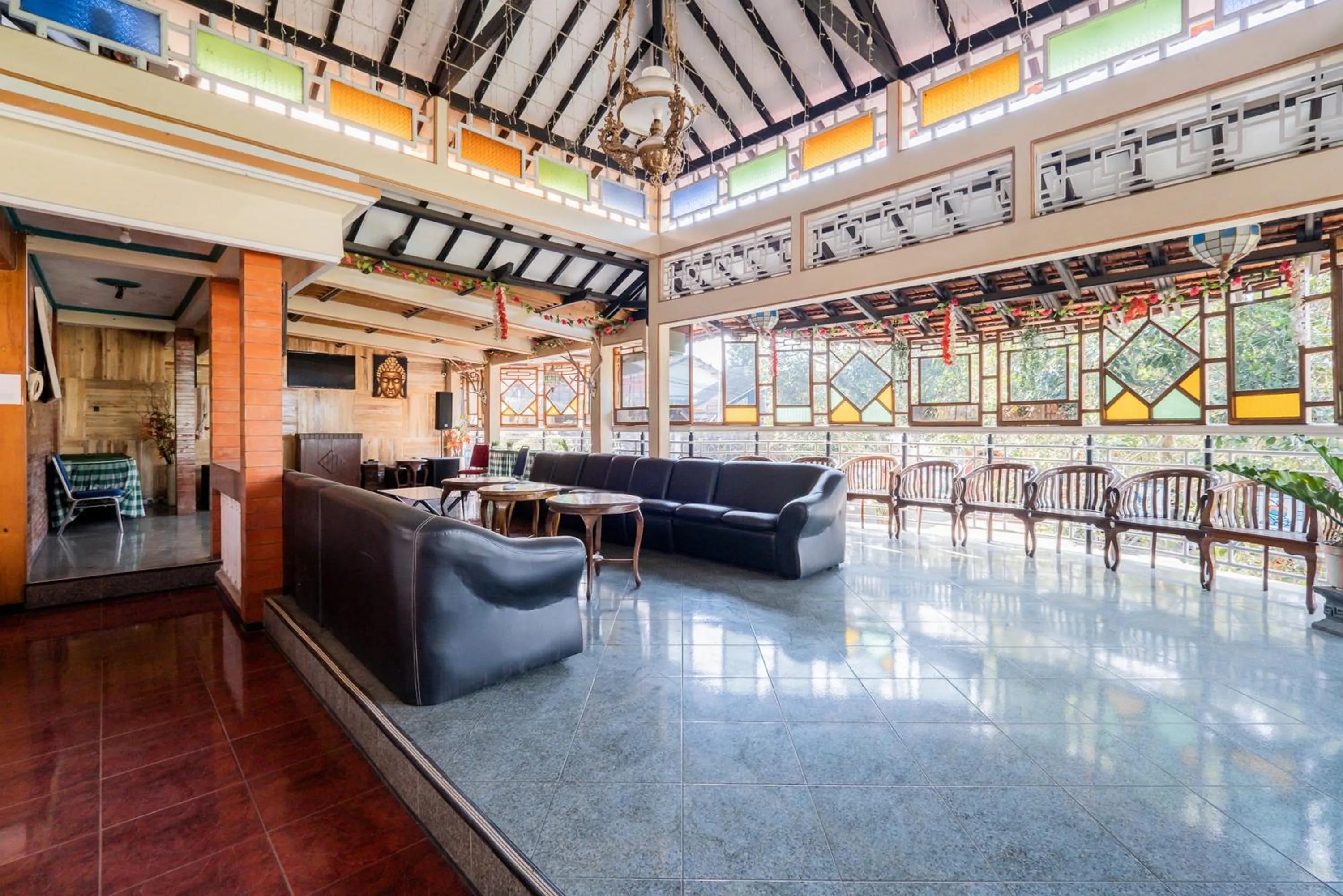 Seating area in Urbanview Hotel Near Jatim Park 1 by RedDoorz