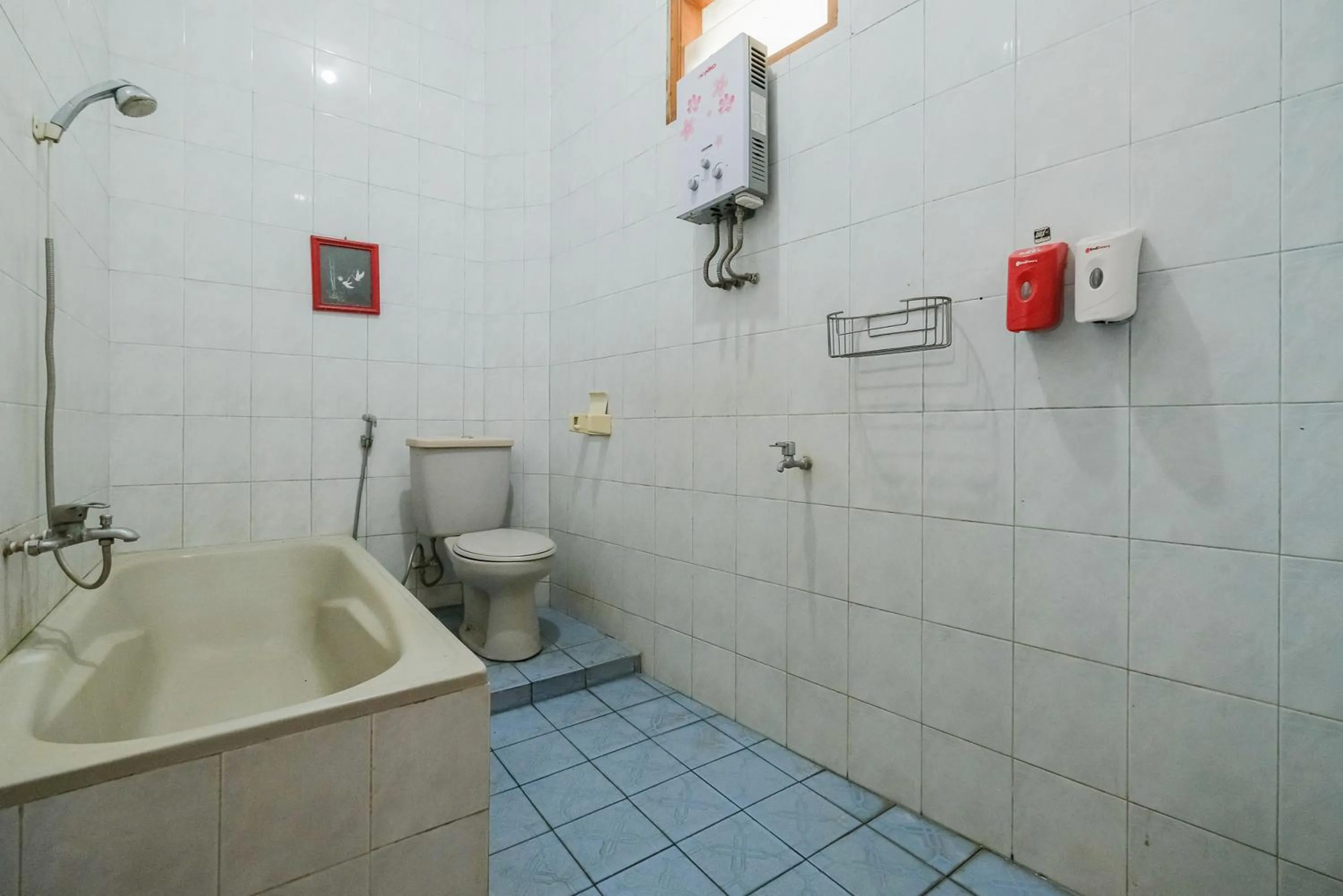Bathroom in Urbanview Hotel Near Jatim Park 1 by RedDoorz