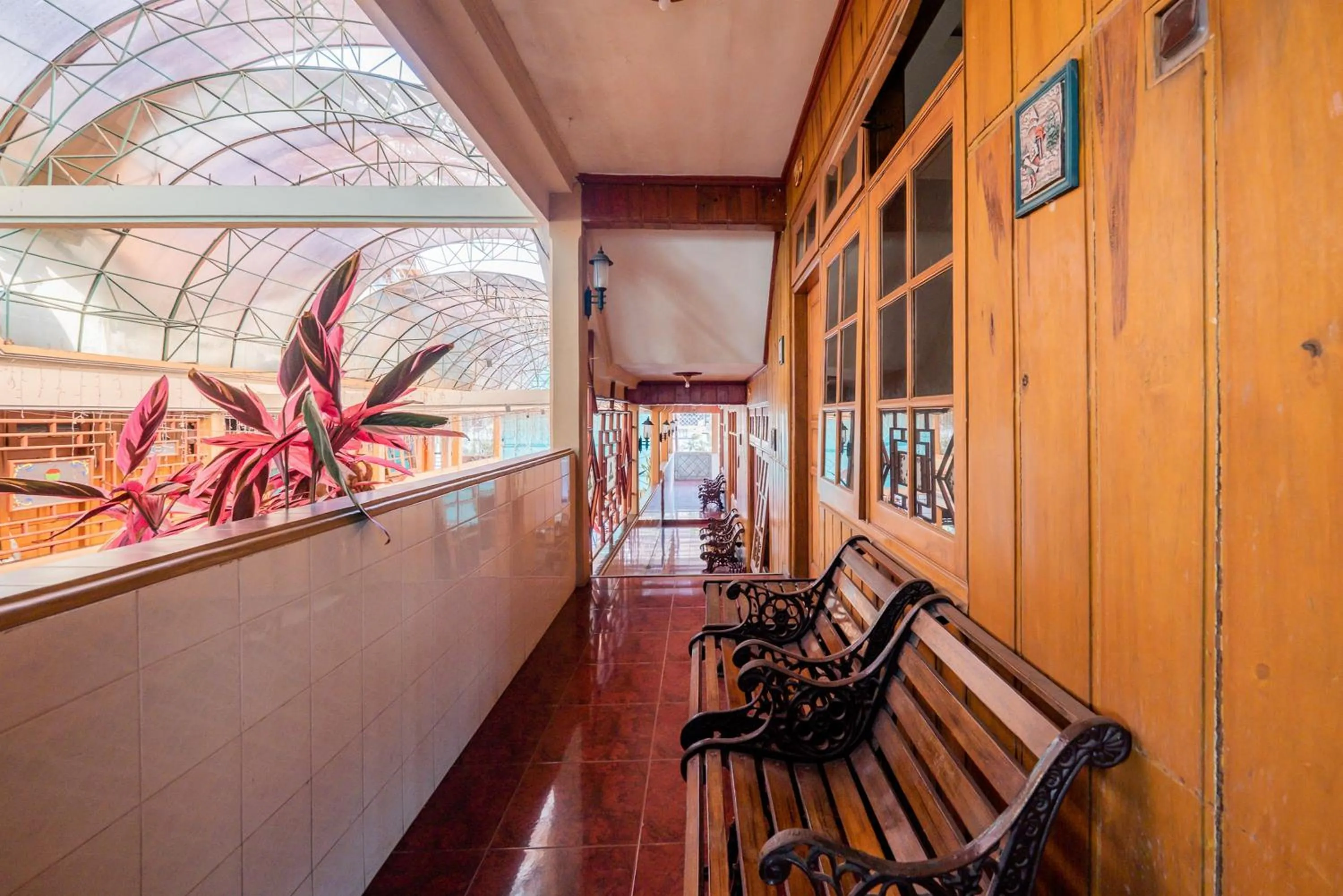 Seating area in Urbanview Hotel Near Jatim Park 1 by RedDoorz