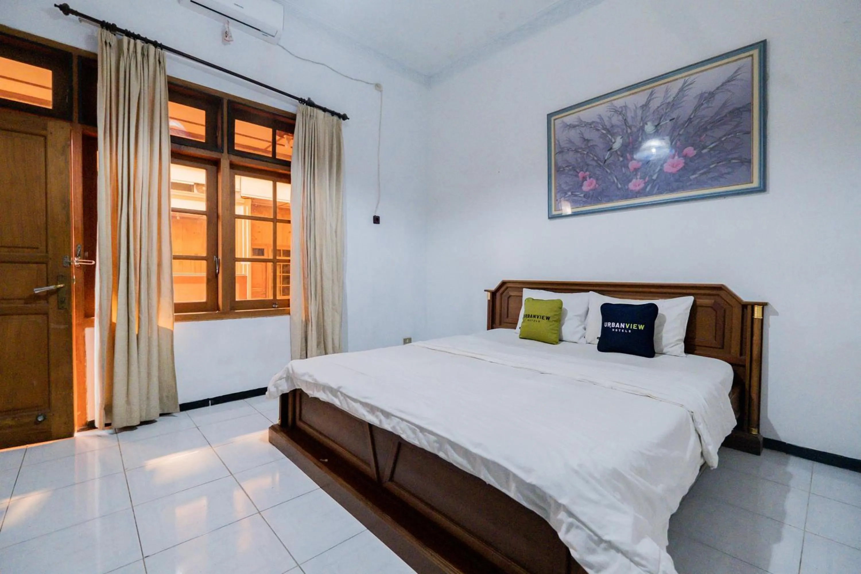 Bed in Urbanview Hotel Near Jatim Park 1 by RedDoorz
