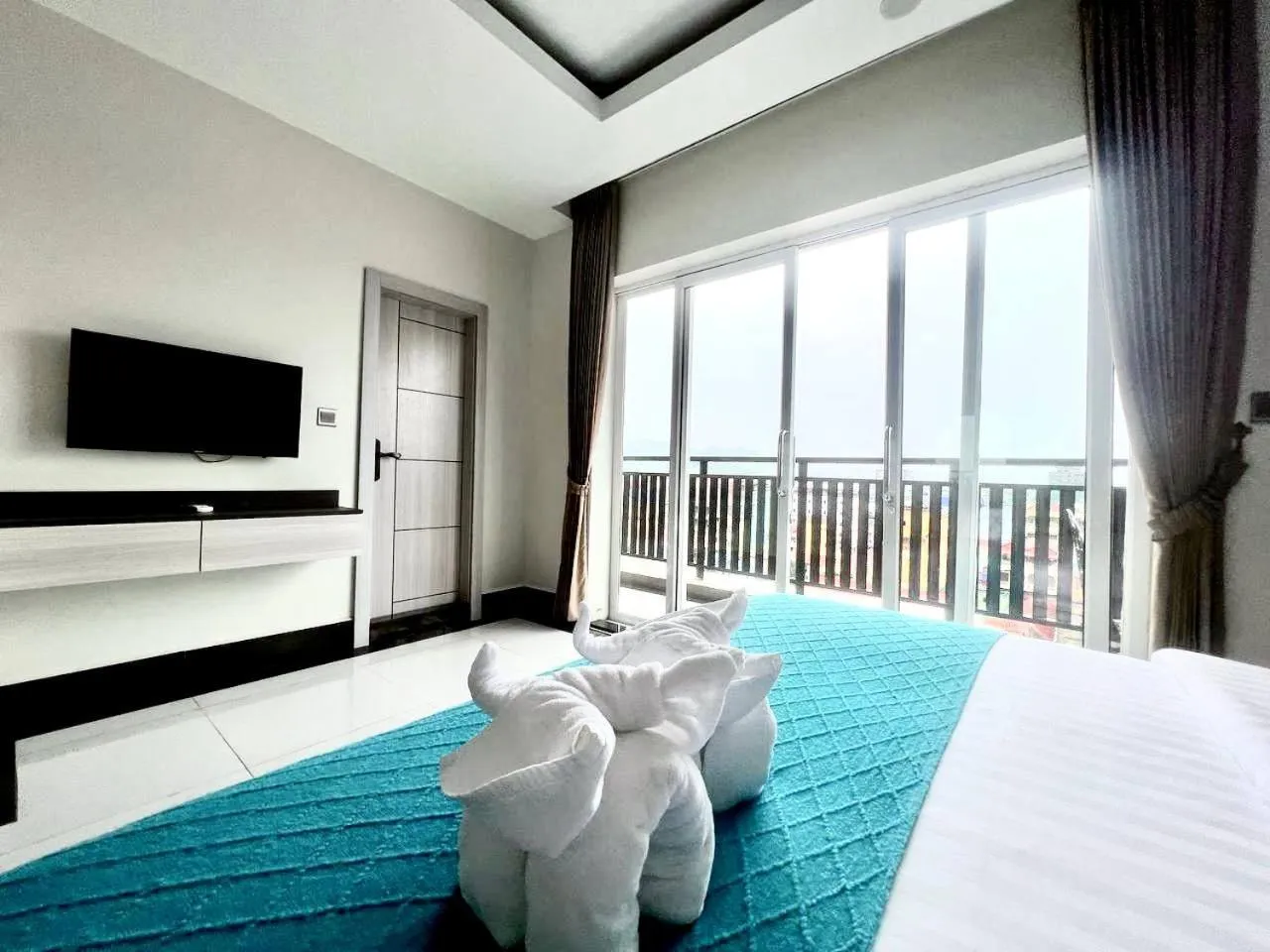 Bed in Twin Hotel Kampot