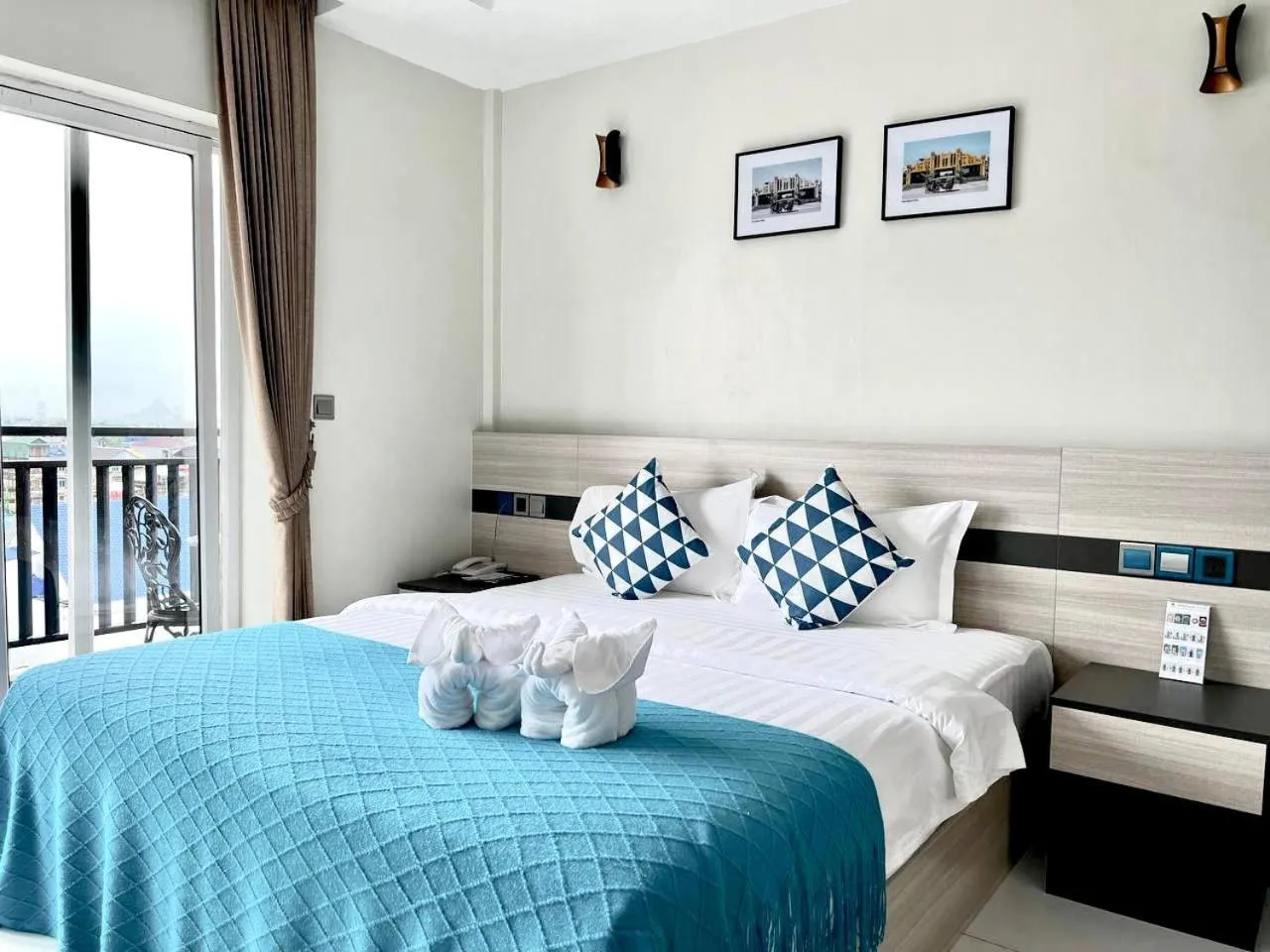 Bed in Twin Hotel Kampot