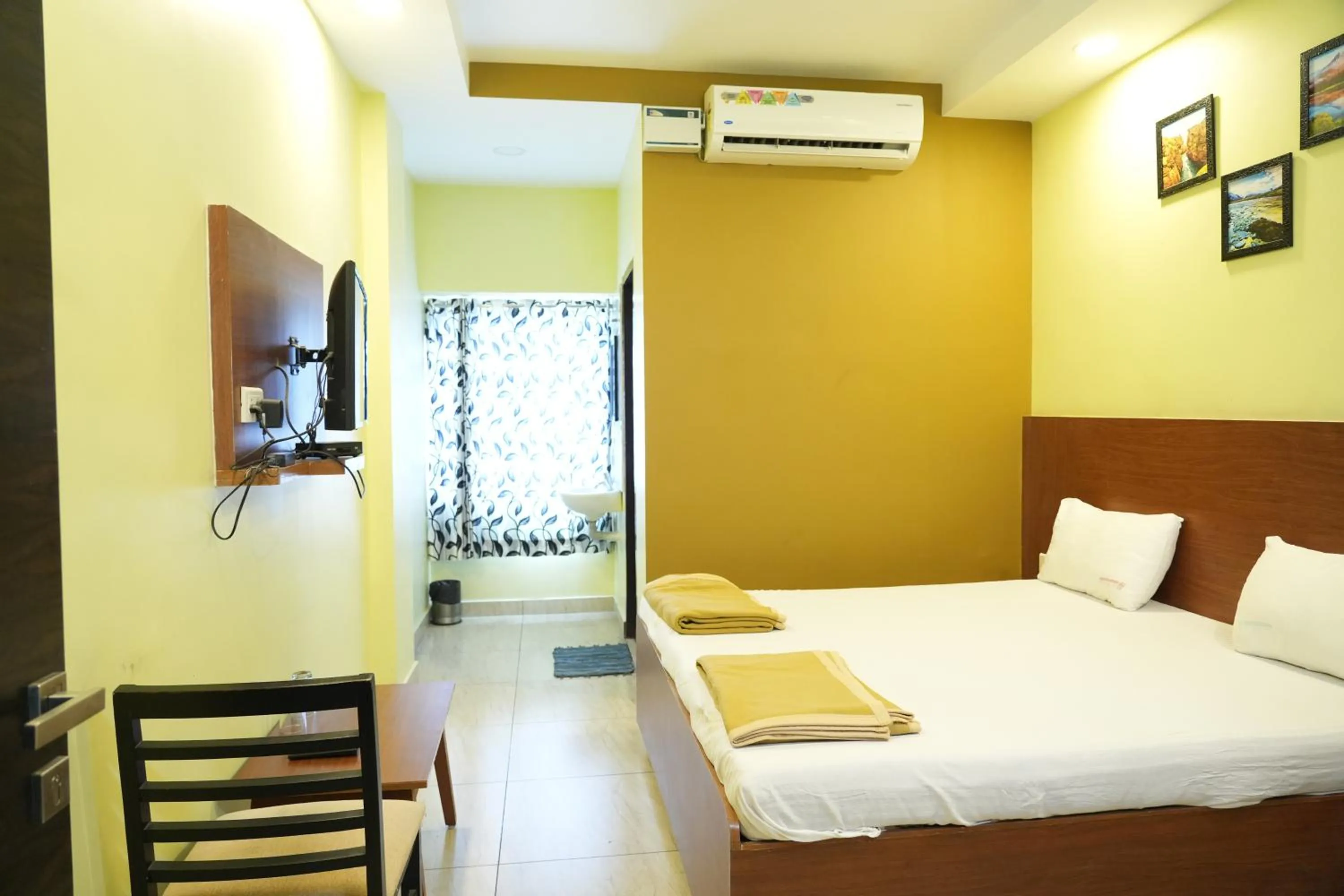 air conditioner, Bed in Sri Krishnan Residency