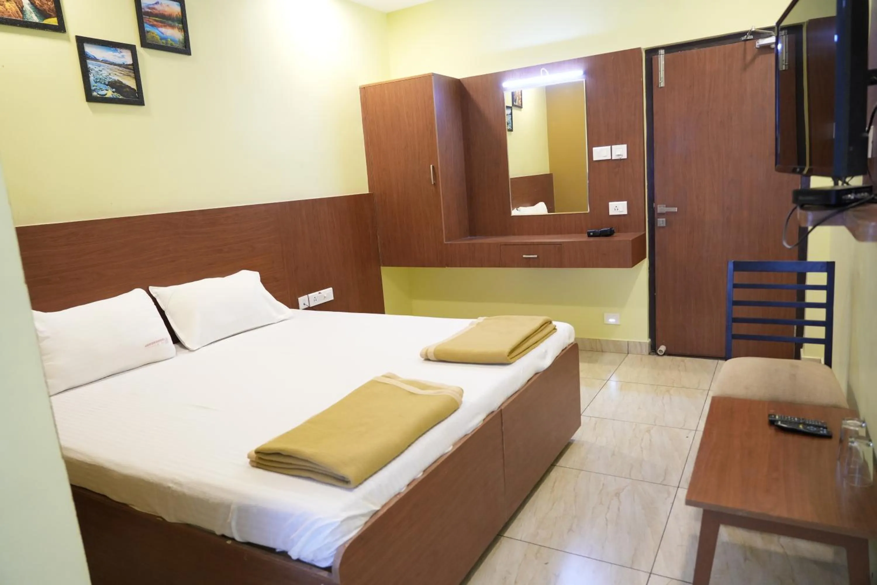 wardrobe, Bed in Sri Krishnan Residency