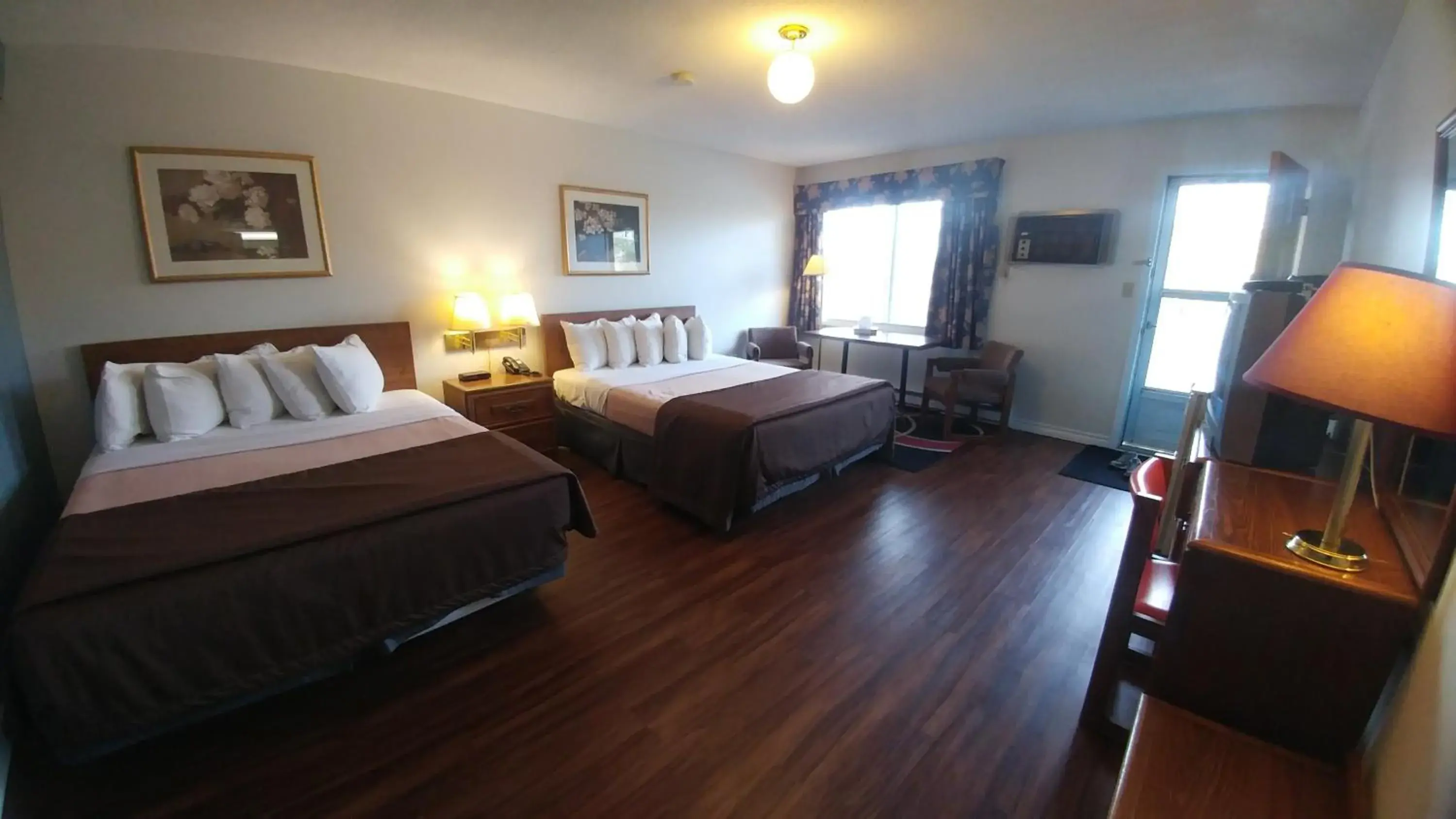 Queen Room with Two Queen Beds in Northlander Motel Queen Room with Two Queen Beds in Northlander Motel