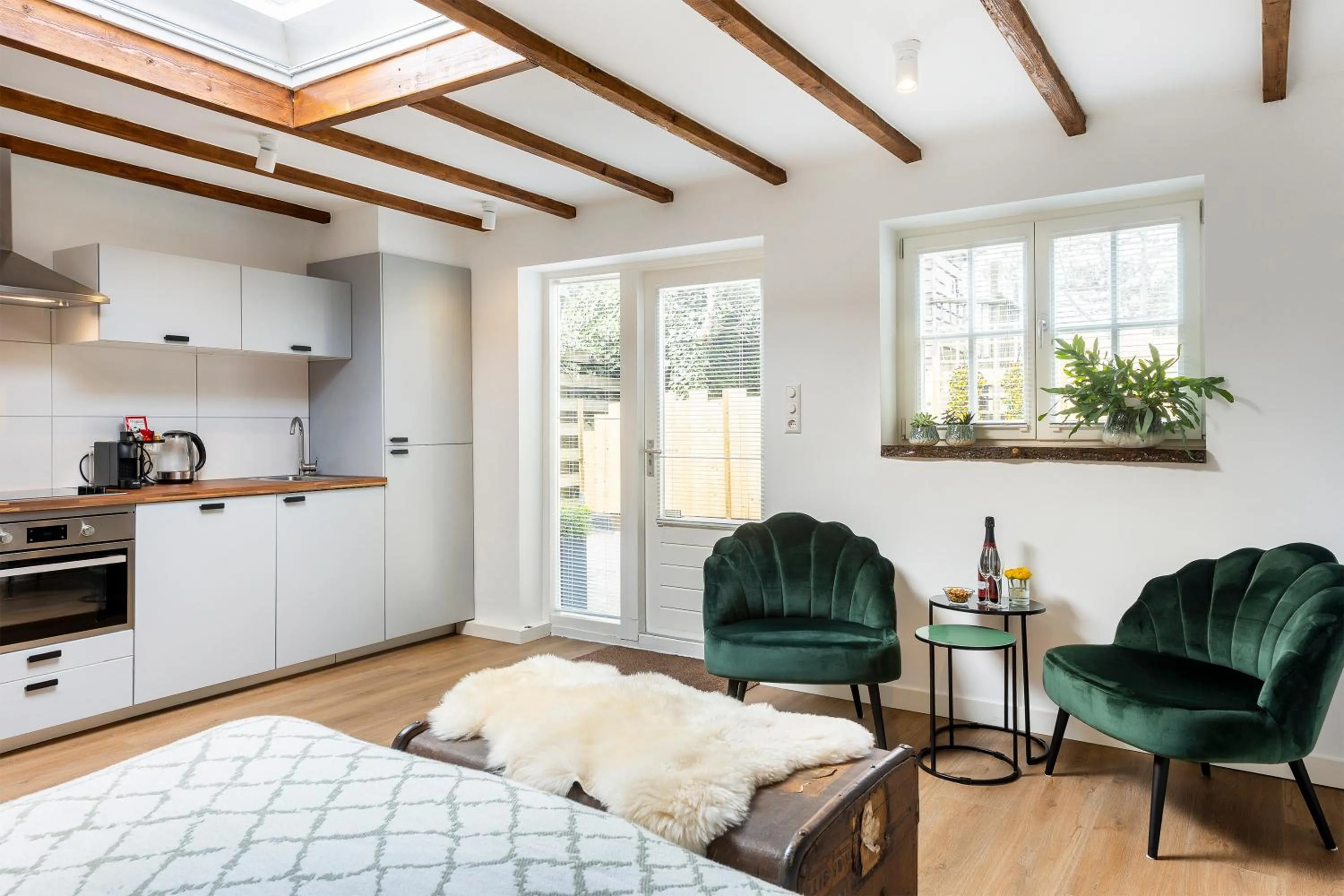 Seating area in Cottage 44 - Free parking!