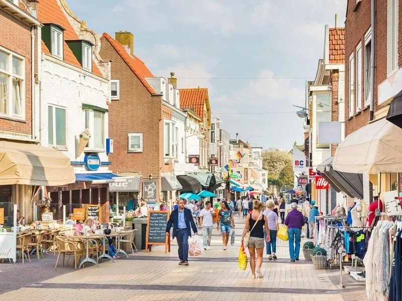 People in Cottage 44 - Free parking!