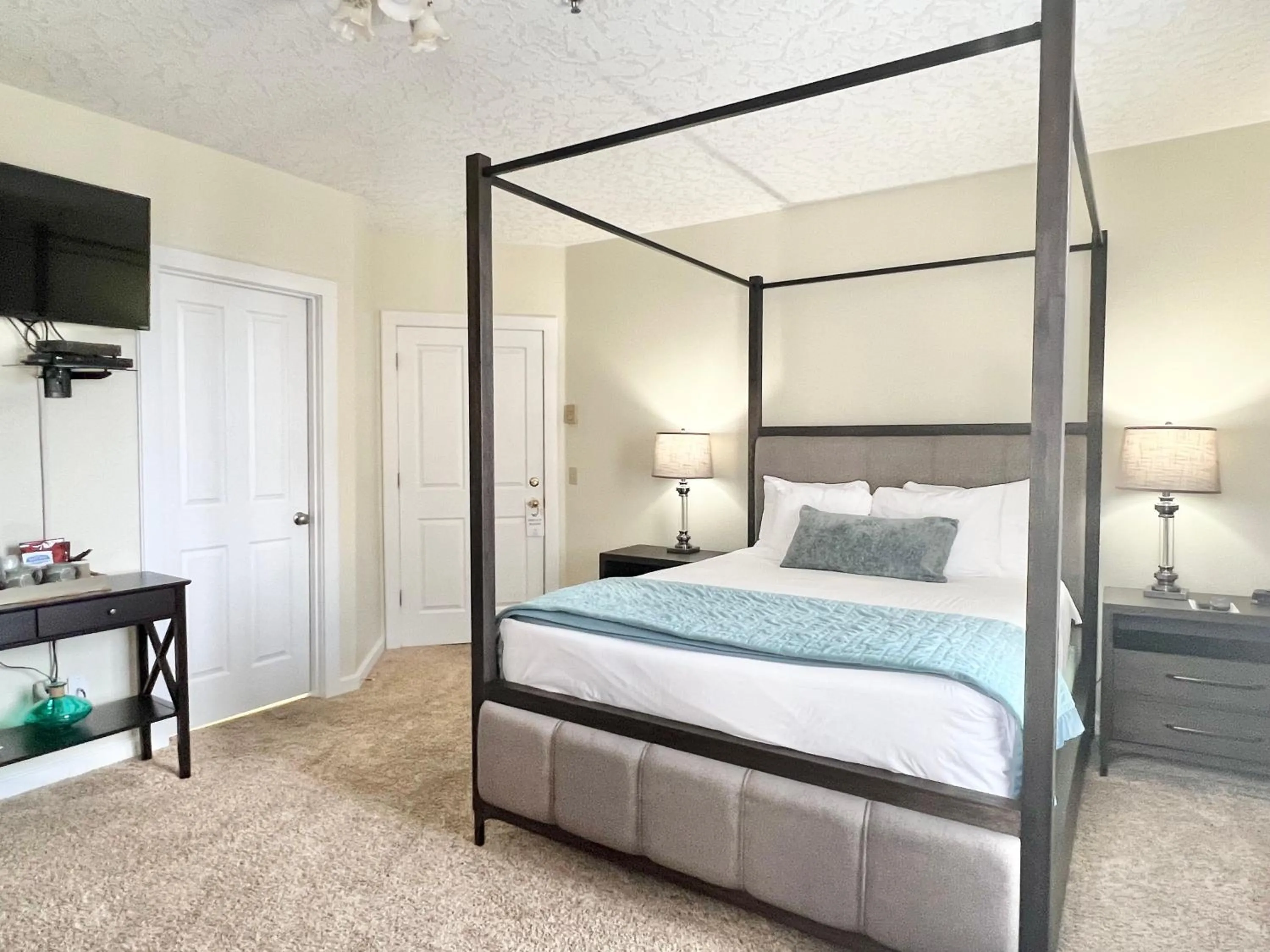 Bedroom, Bed in Gilbert Inn Seaside