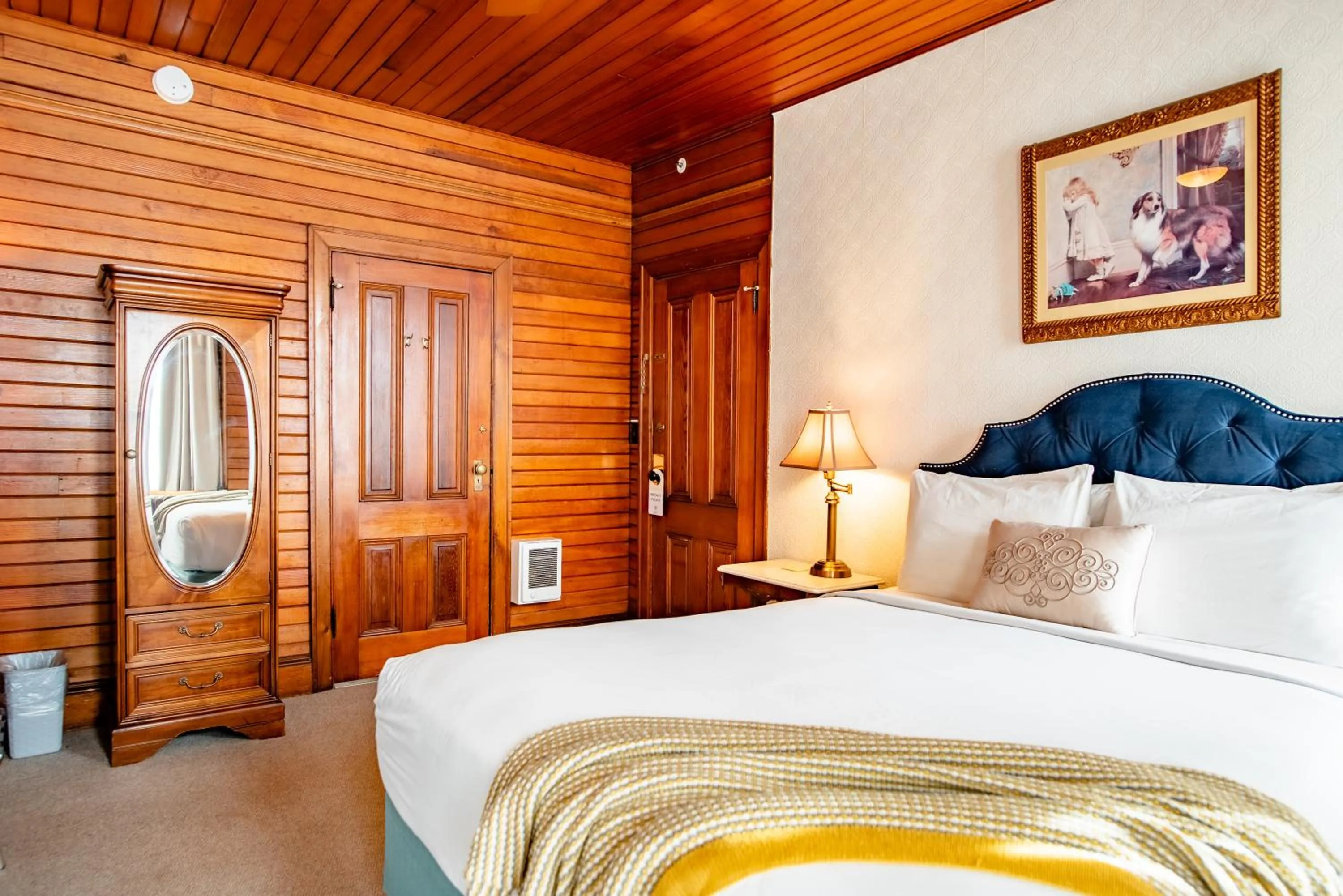 Bedroom, Bed in Gilbert Inn Seaside