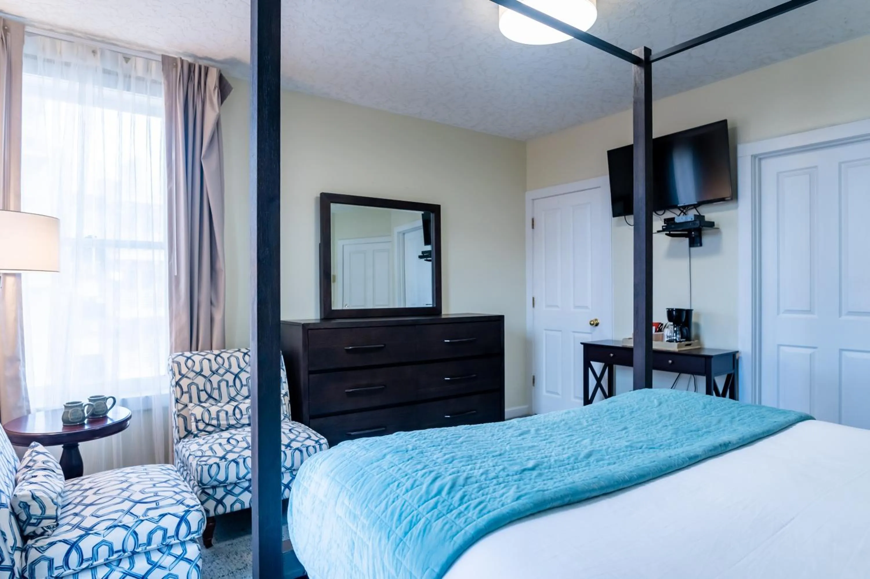 Seating area, Bed in Gilbert Inn Seaside