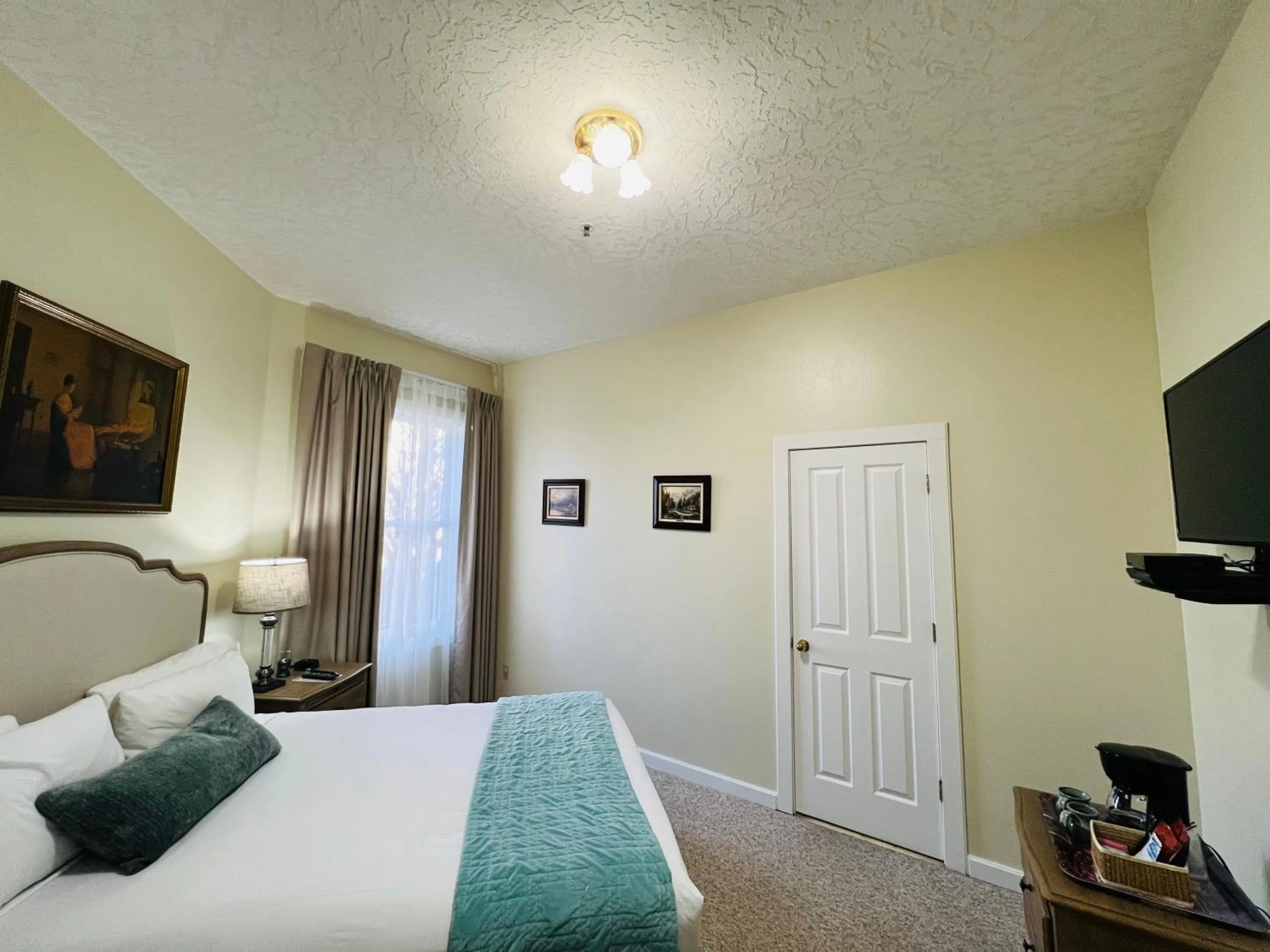 Bedroom, Bed in Gilbert Inn Seaside