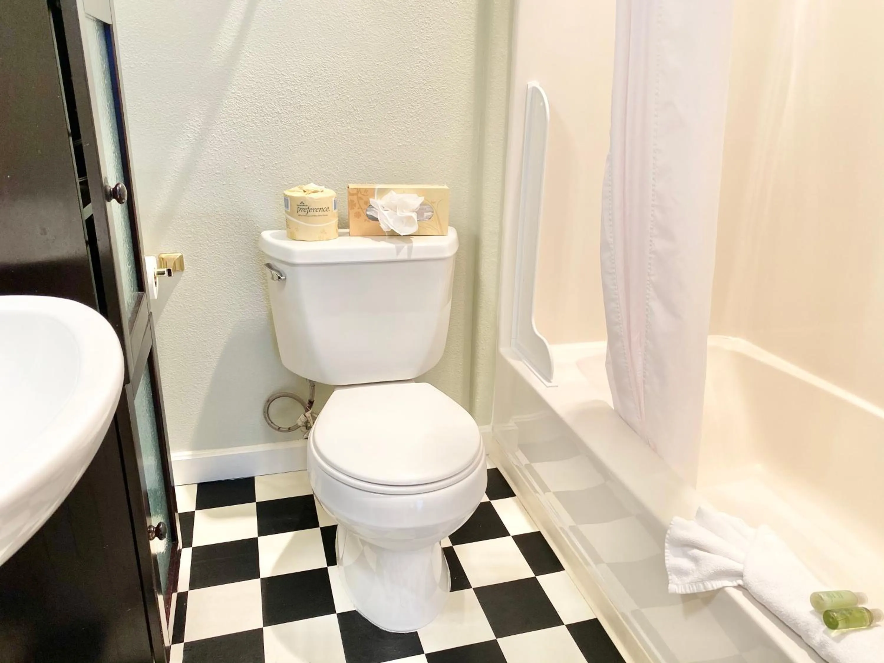 Bathroom in Gilbert Inn Seaside