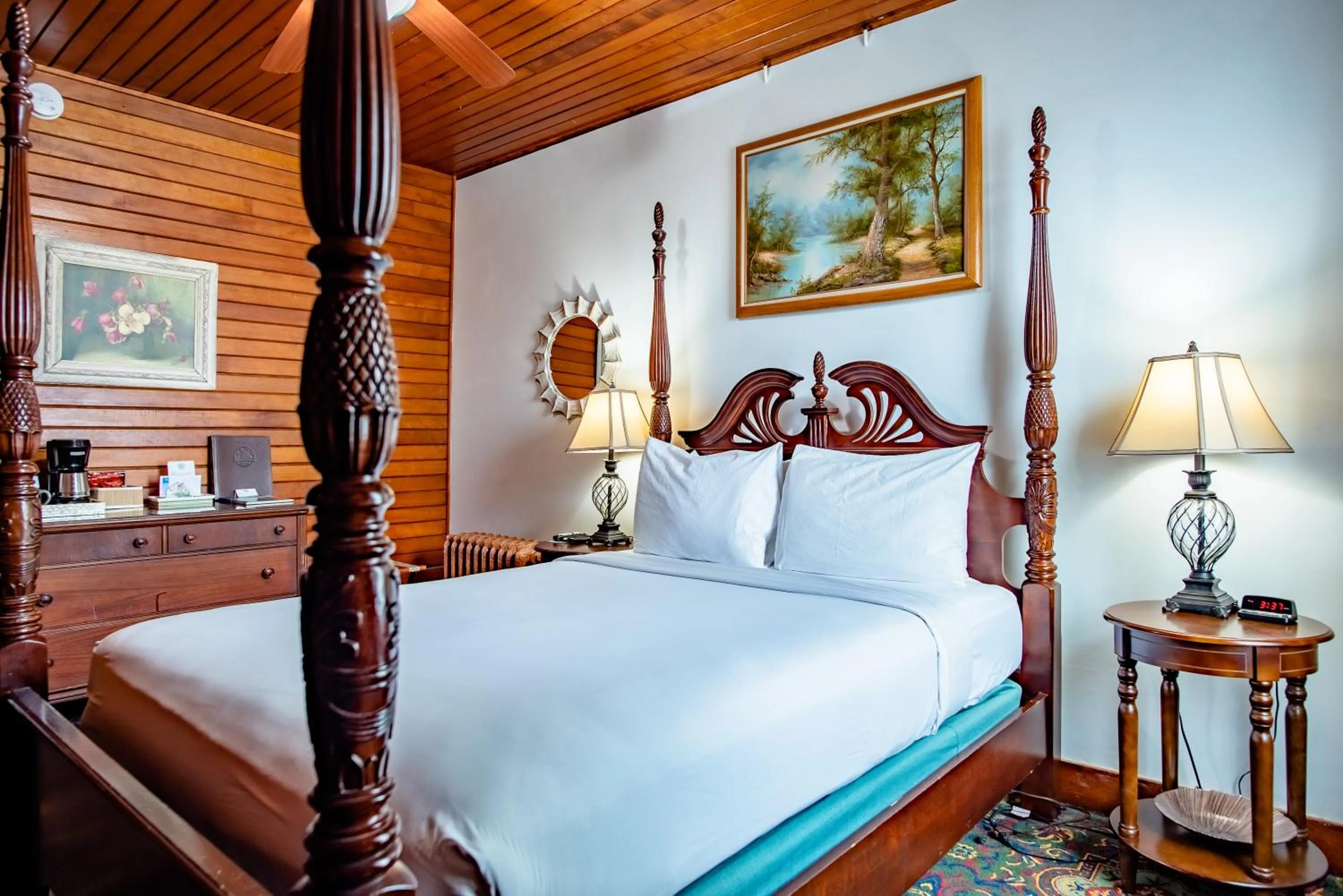 Bed in Gilbert Inn Seaside