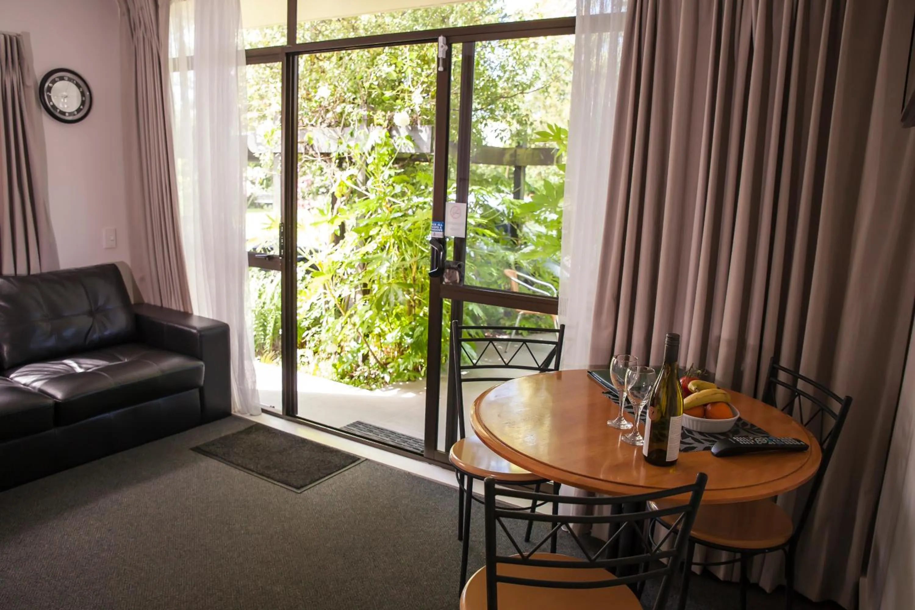 Living room in Ashleigh Court Motel-Christchurch Hagley Park
