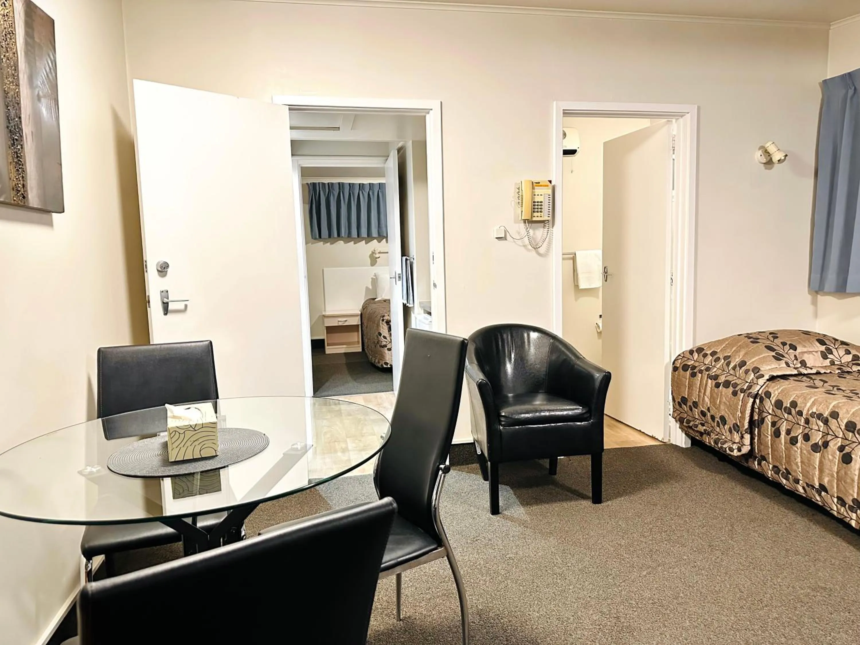 Living room, Bed in Ashleigh Court Motel-Christchurch Hagley Park