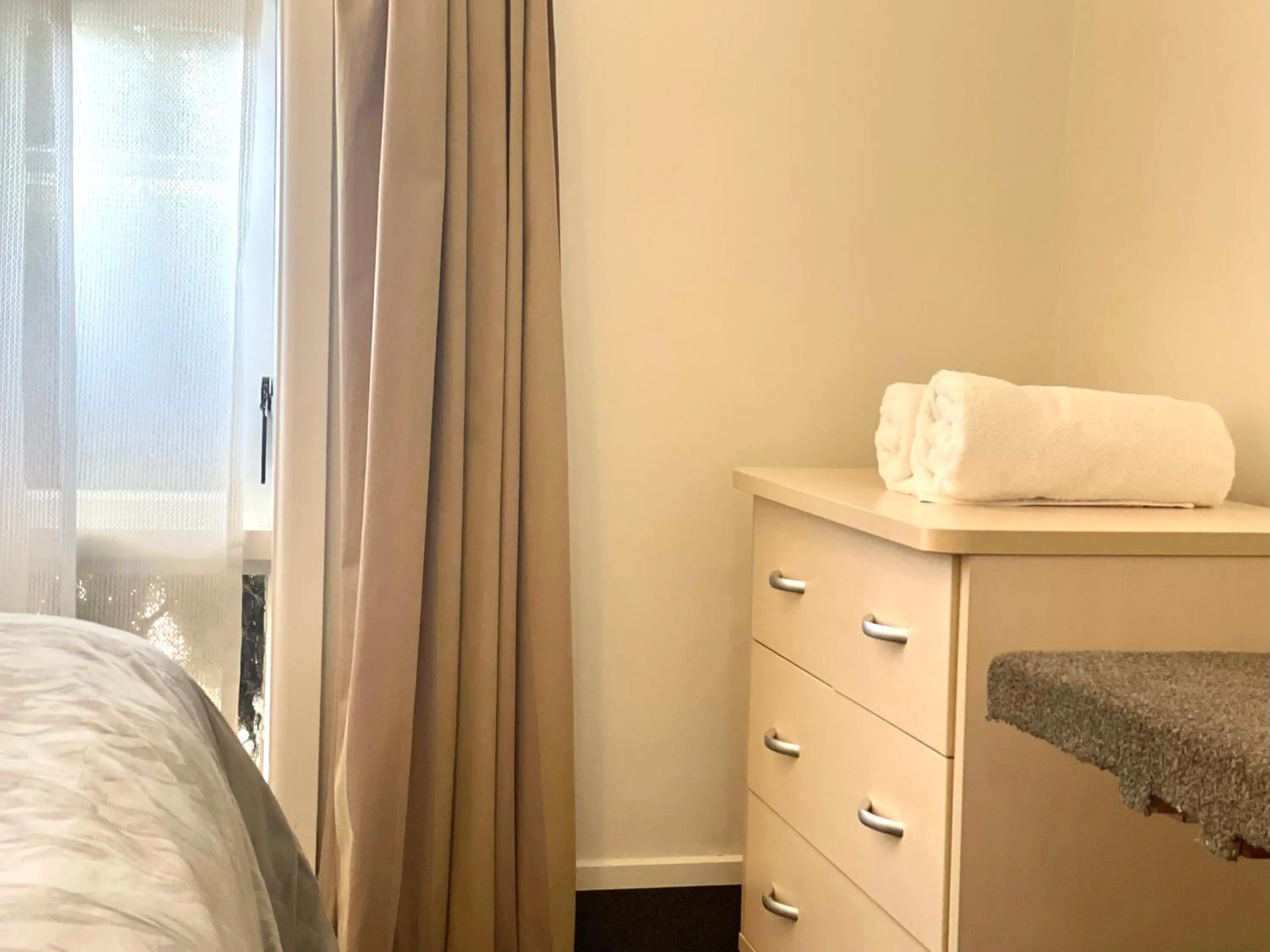 Bedroom, Bed in Ashleigh Court Motel-Christchurch Hagley Park