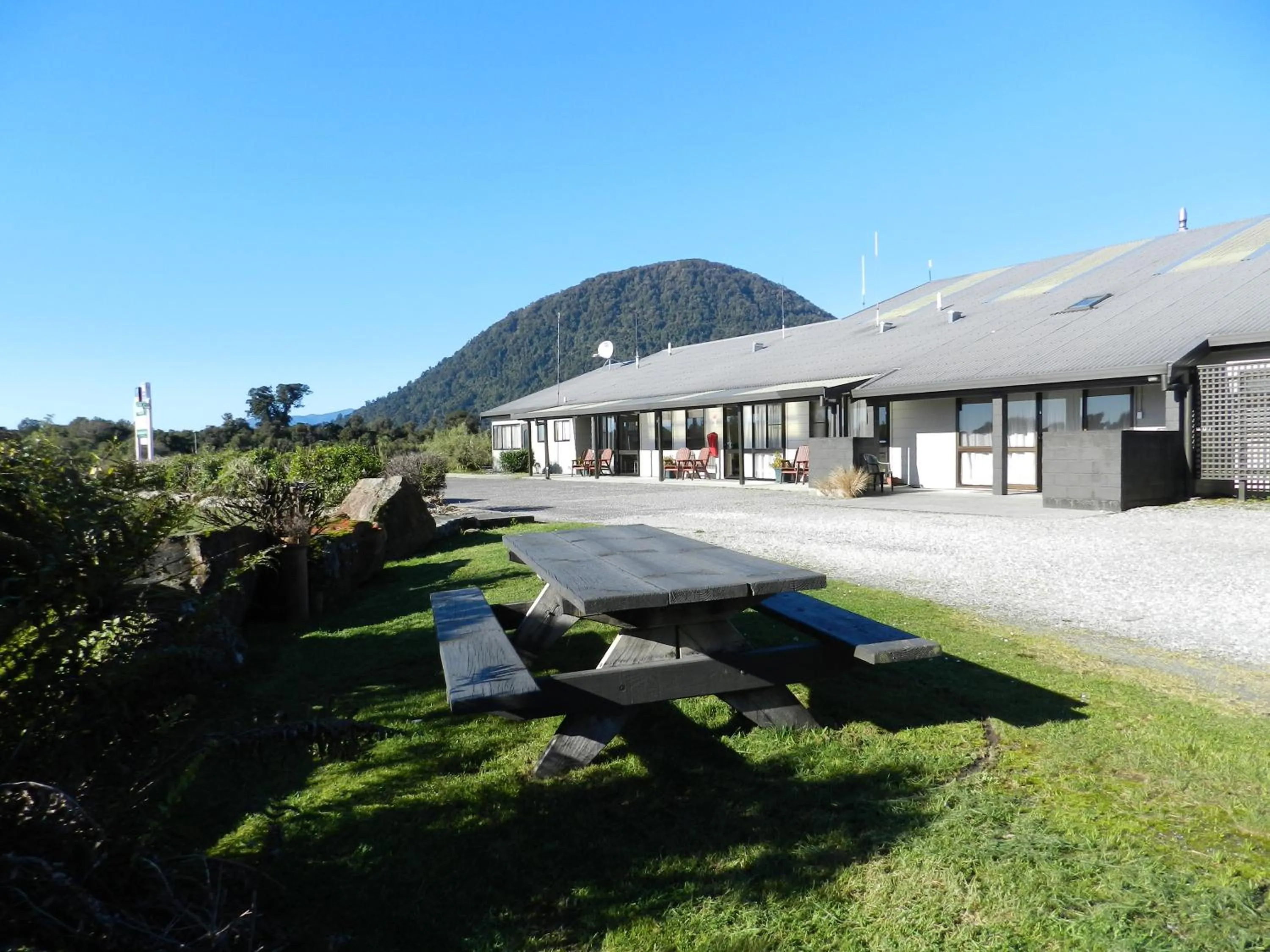 Facade/entrance in ASURE Aspiring Court Motel