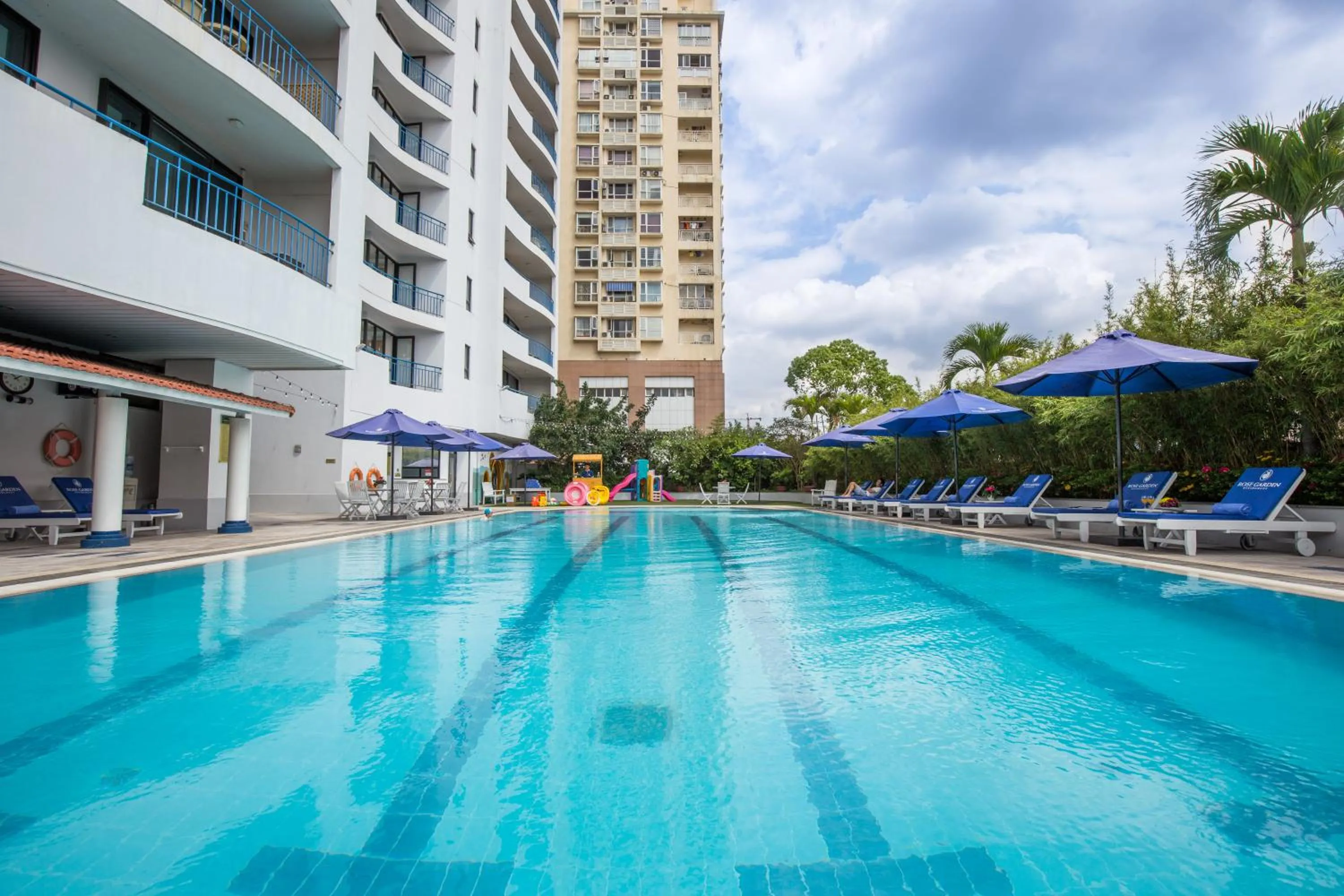 Swimming pool in Rose Garden Residences