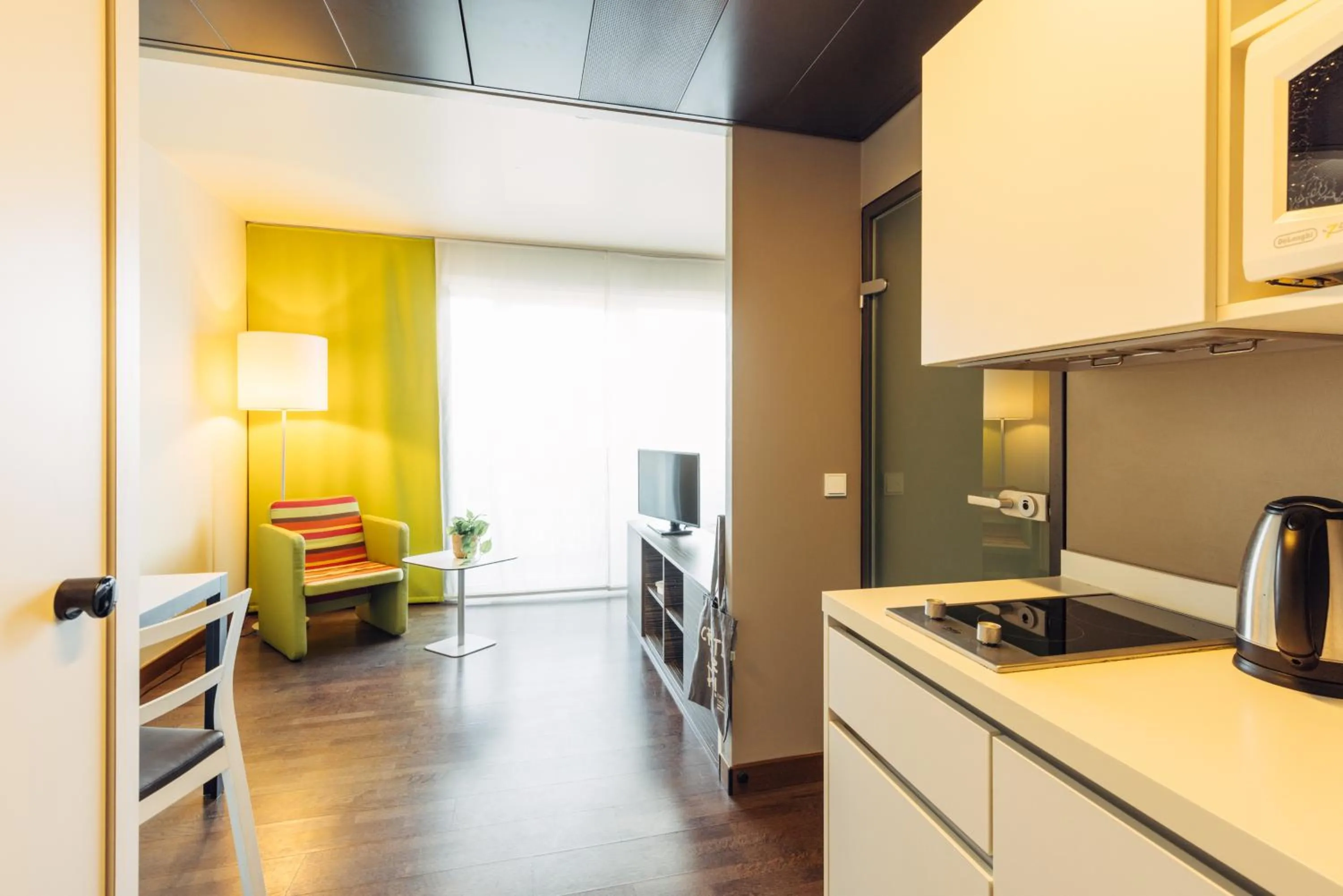 Kitchen or kitchenette in harry's home Hart bei Graz hotel & apartments