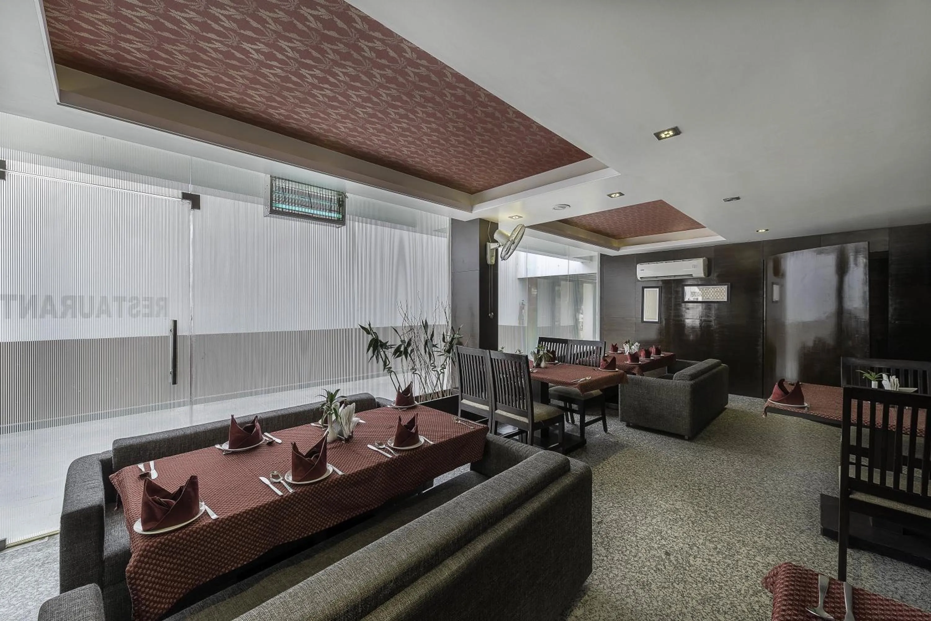 Restaurant/places to eat in Hotel Raya Inn
