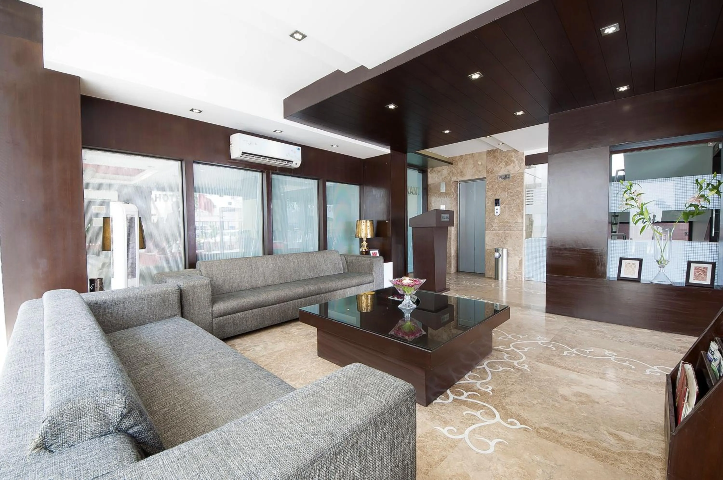 Lobby or reception in Hotel Raya Inn