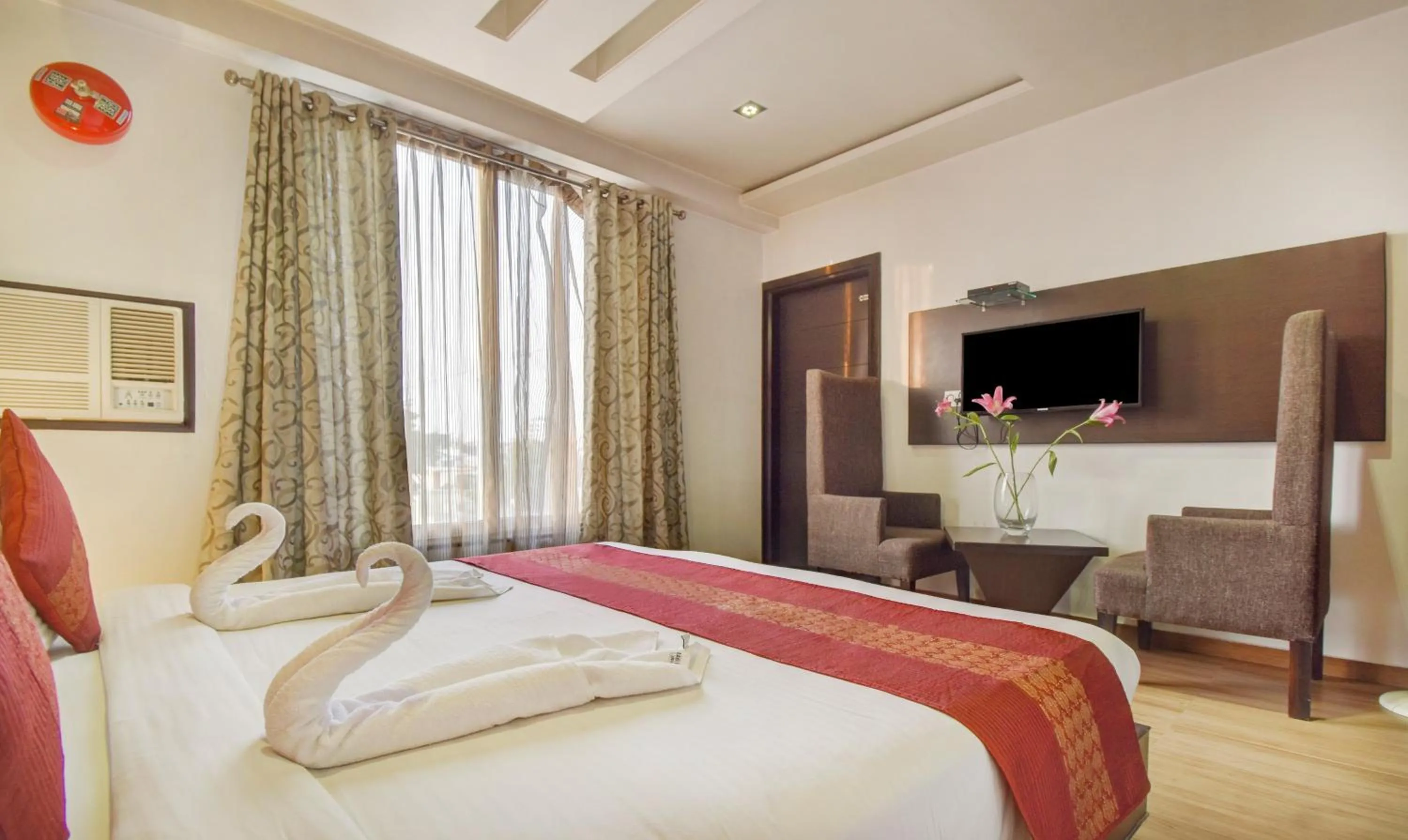 TV and multimedia, Bed in Hotel Raya Inn