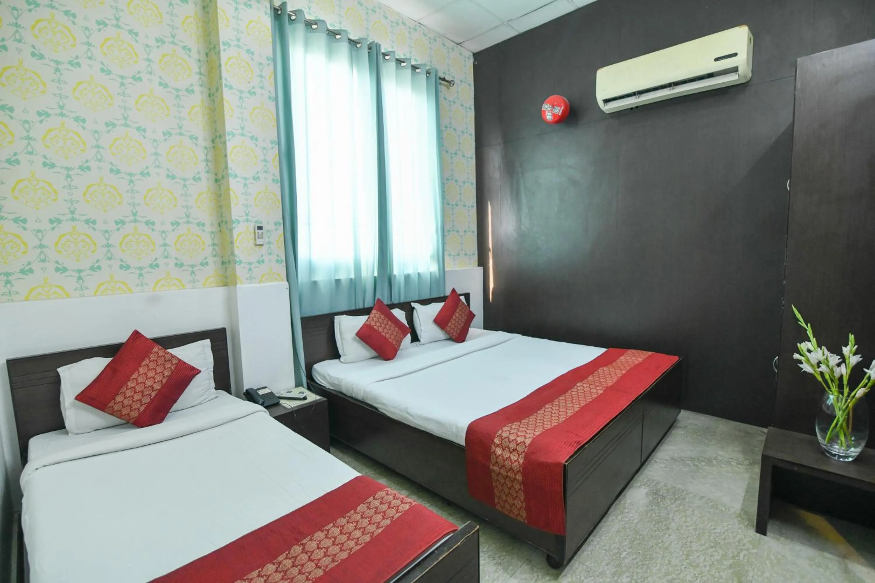 Bed in Hotel Raya Inn