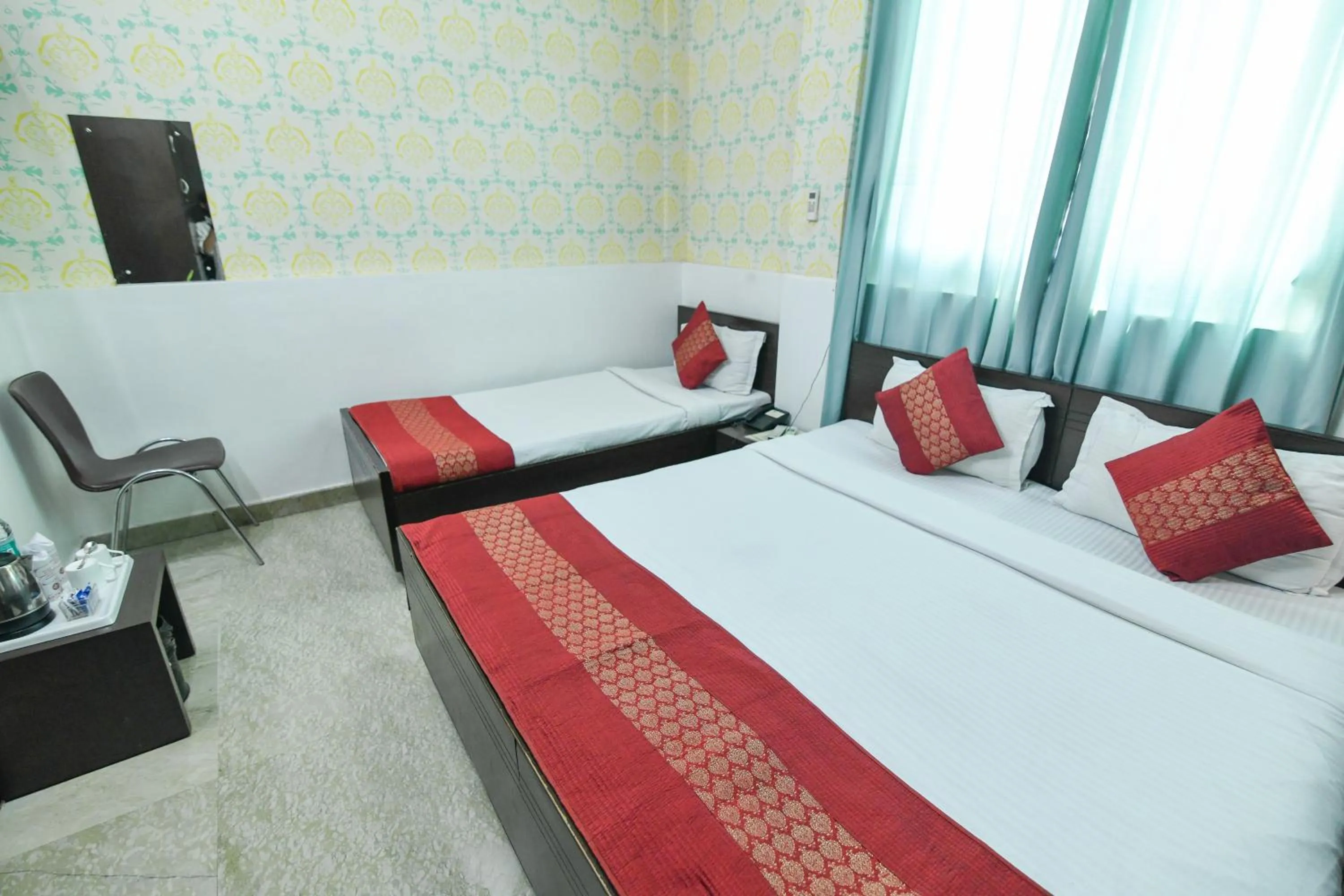 Bed in Hotel Raya Inn