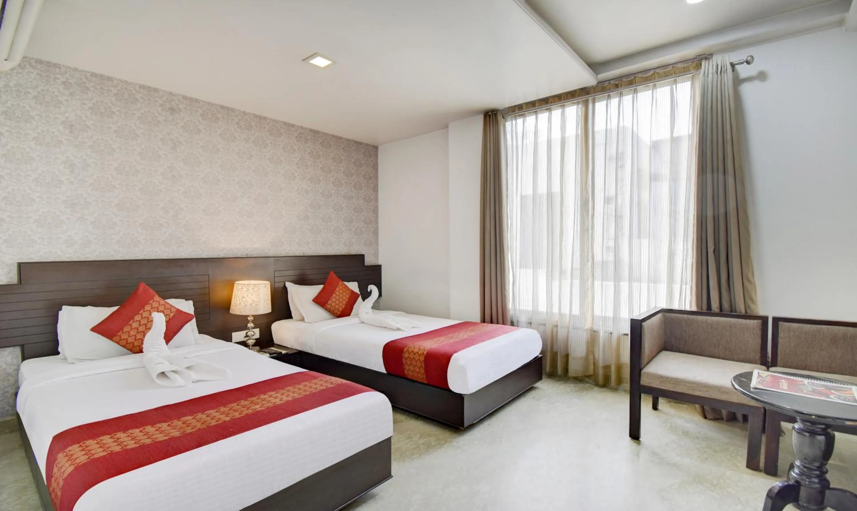 Bed in Hotel Raya Inn