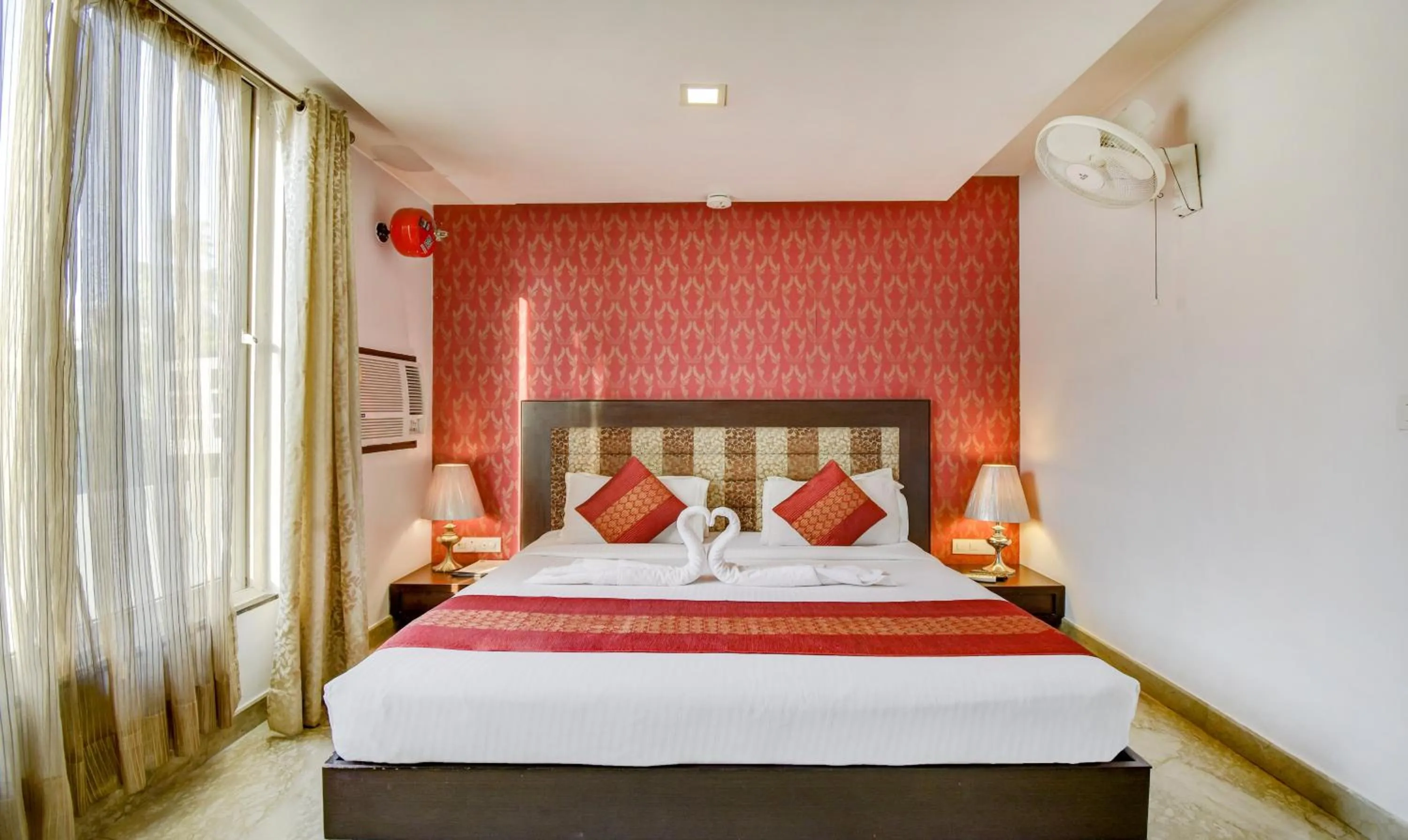 Bed in Hotel Raya Inn