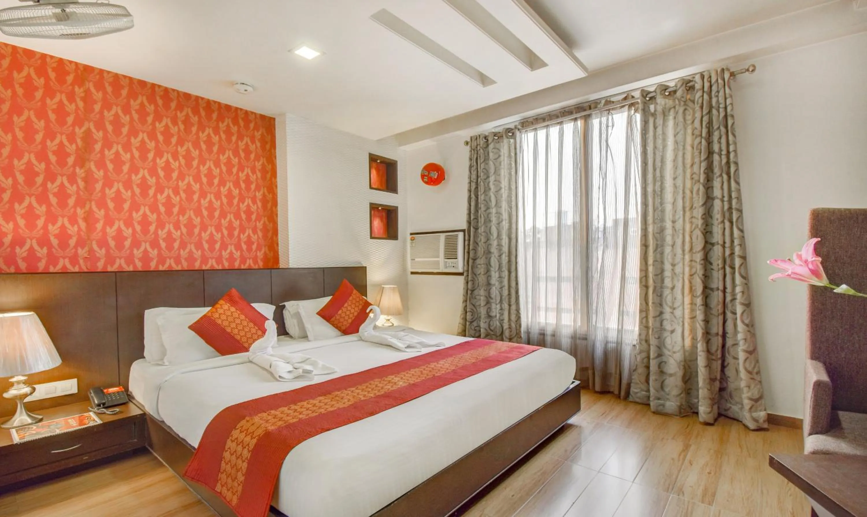 Bed in Hotel Raya Inn