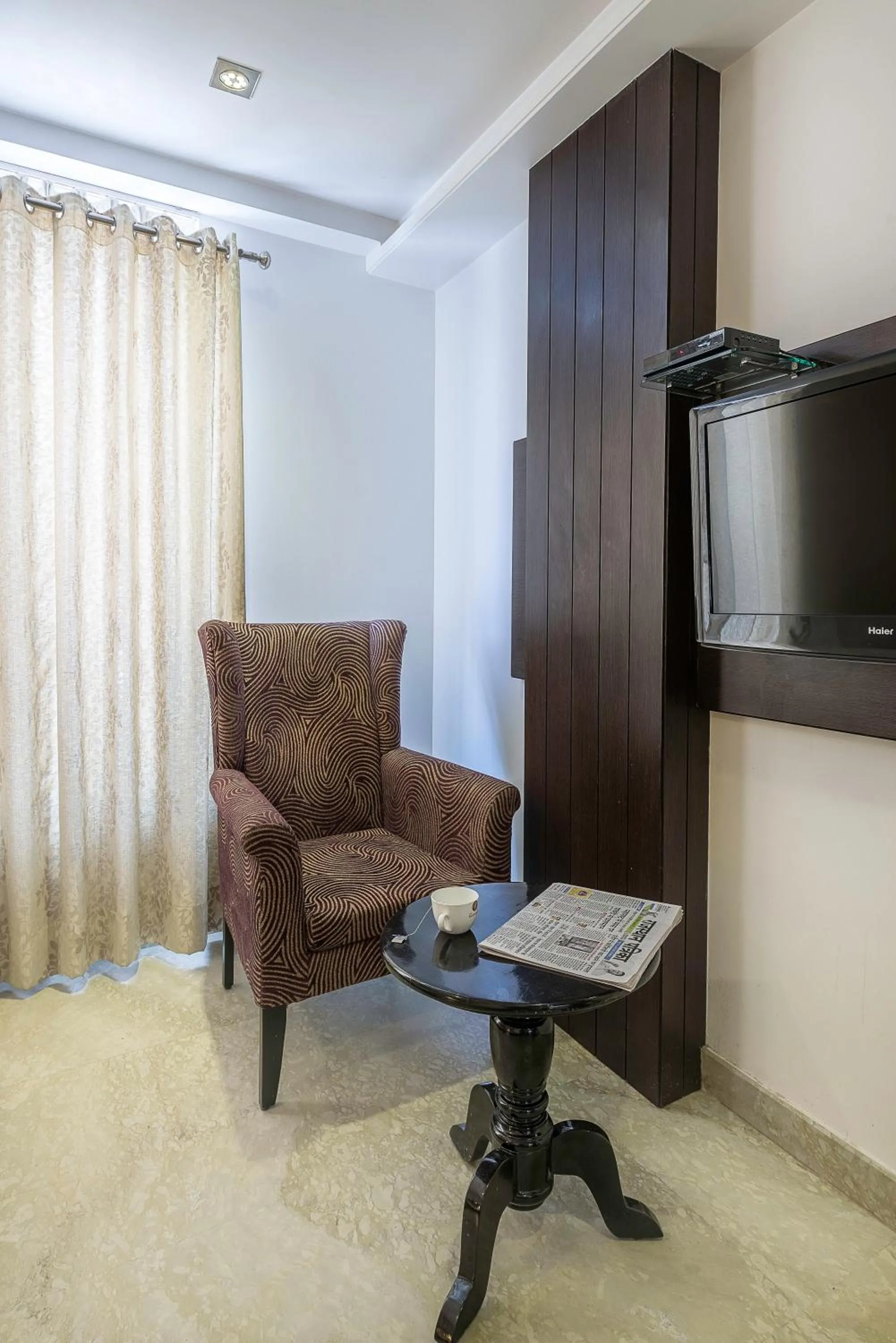 TV and multimedia in Hotel Raya Inn