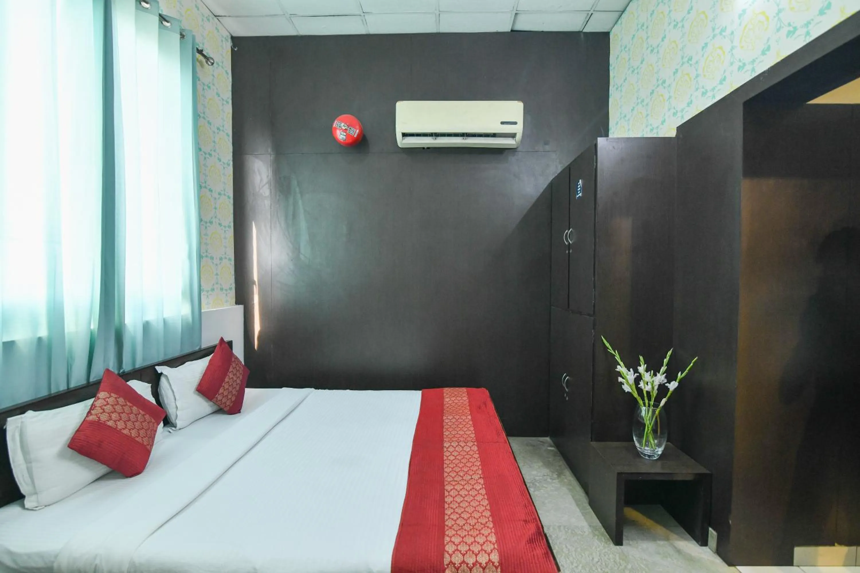 Photo of the whole room, Bed in Hotel Raya Inn