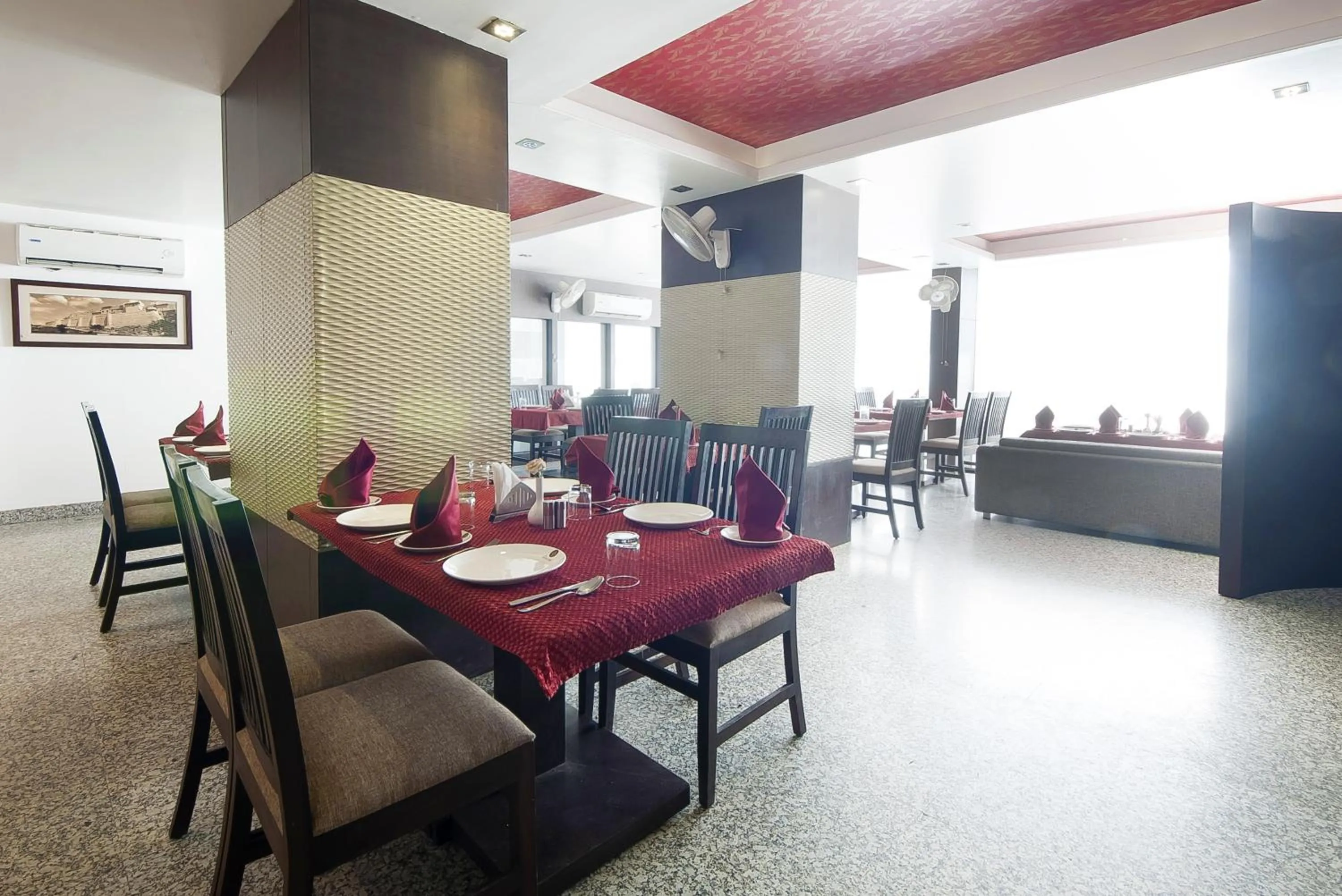 Restaurant/places to eat in Hotel Raya Inn