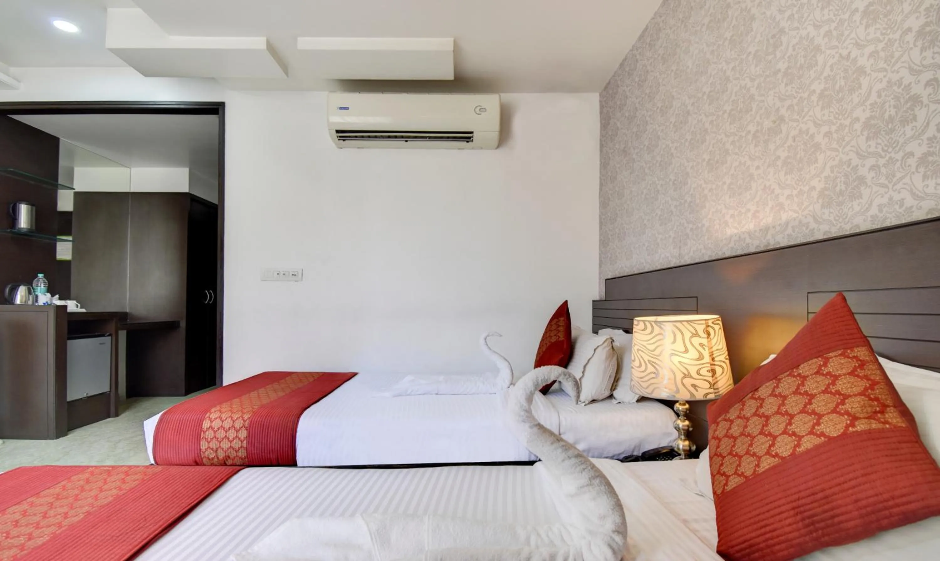 Bed in Hotel Raya Inn