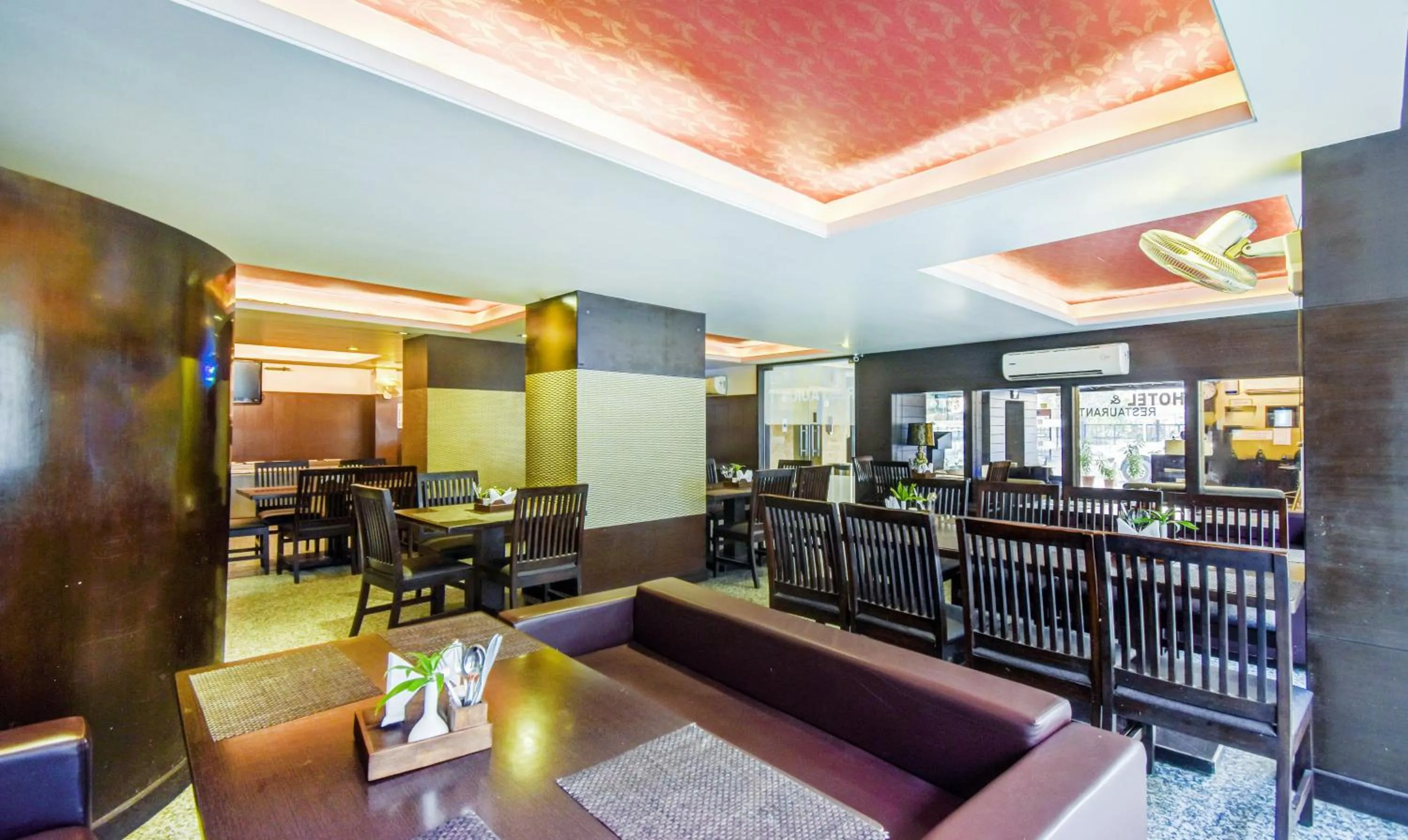 Restaurant/places to eat in Hotel Raya Inn