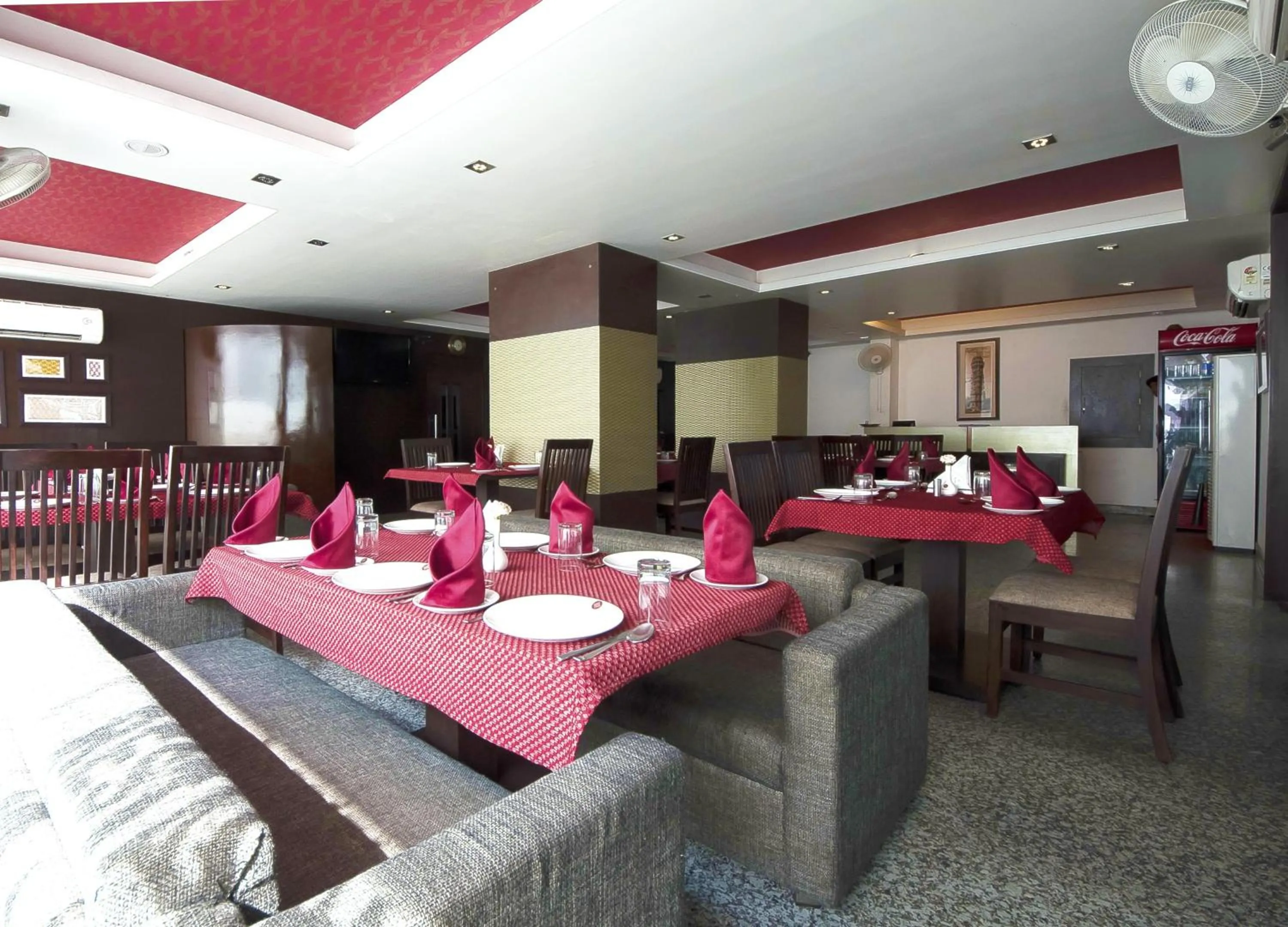 Restaurant/places to eat in Hotel Raya Inn
