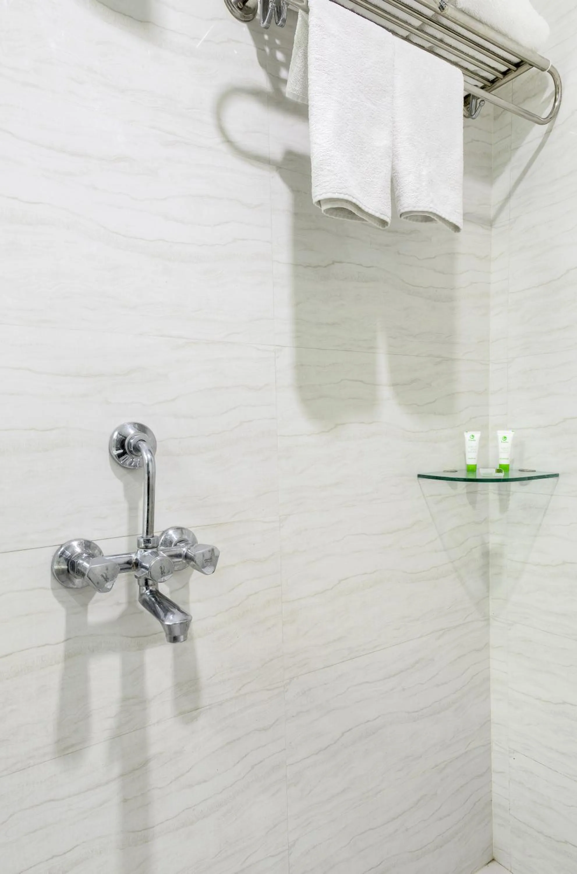 Bathroom in Hotel Raya Inn