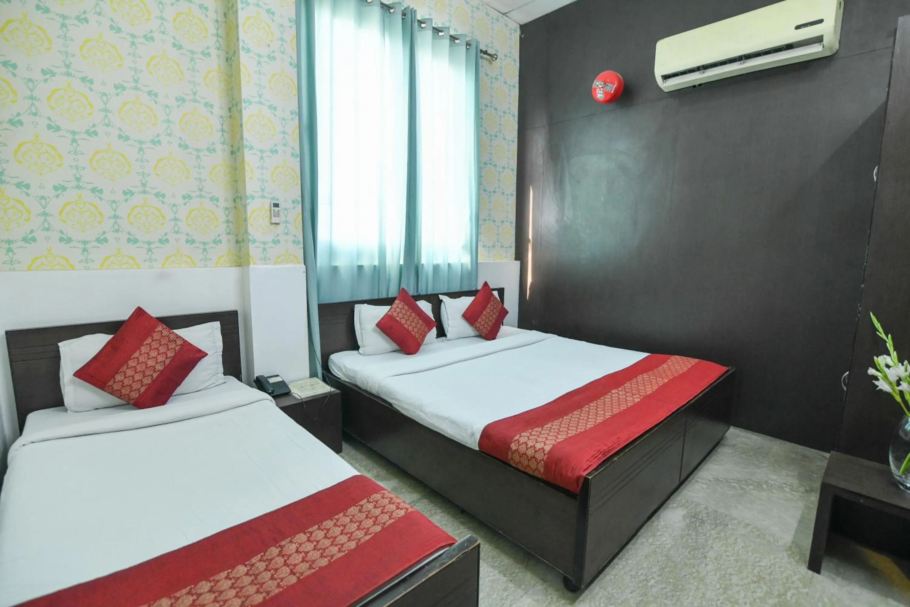 Bed in Hotel Raya Inn