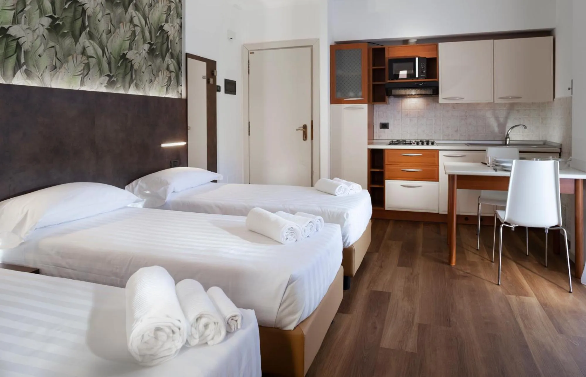 Photo of the whole room, Bed in Residence Queen