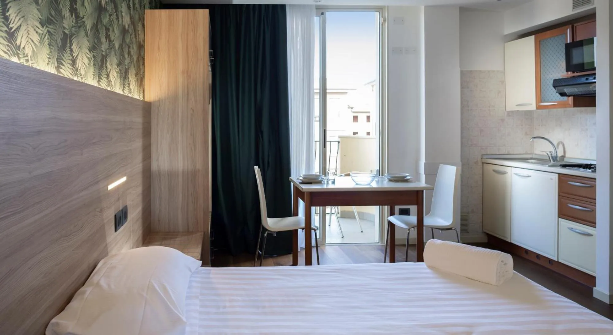 Kitchen or kitchenette, Bed in Residence Queen