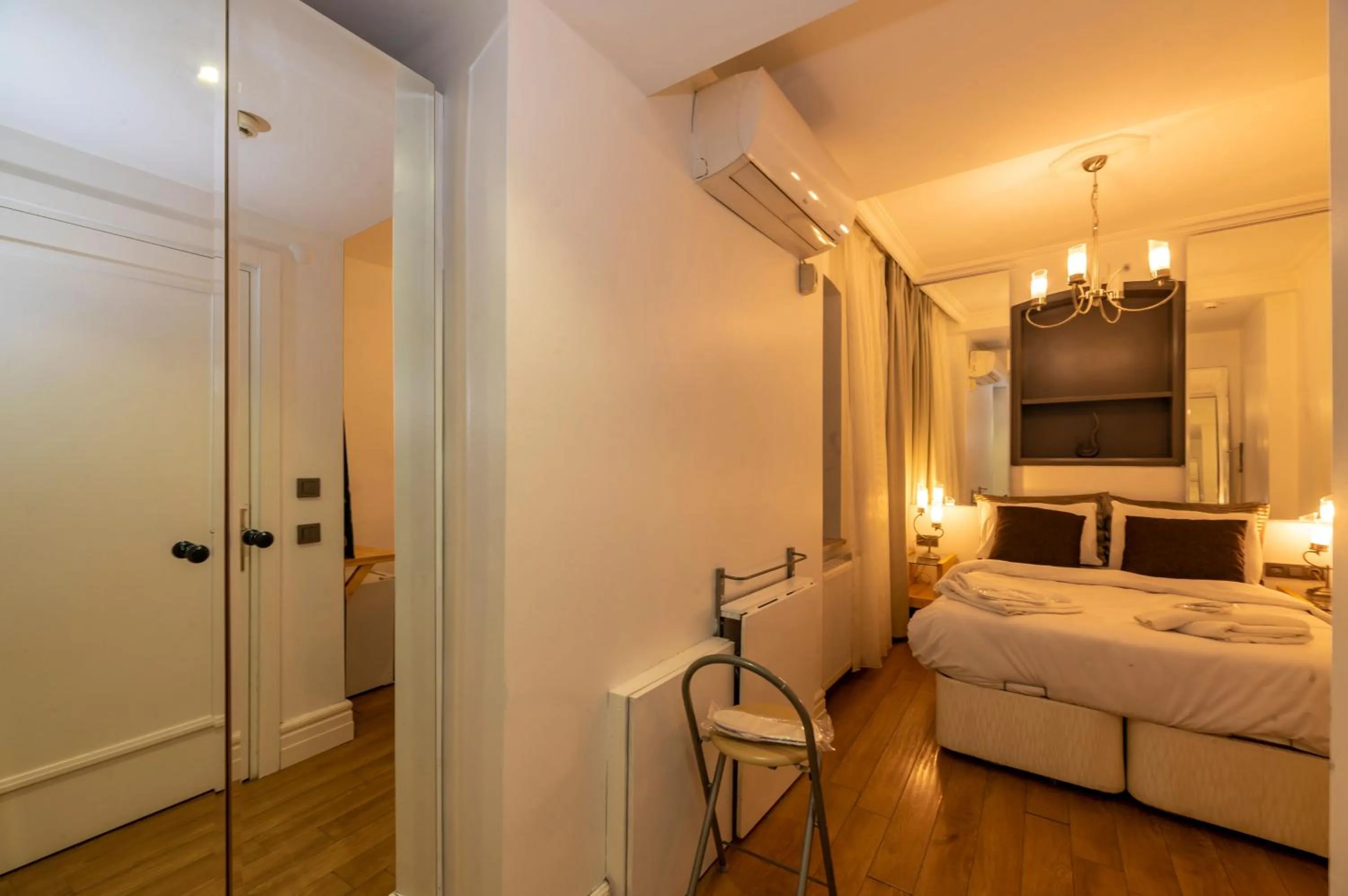 Bedroom, Bathroom in Pera Line Cihangir