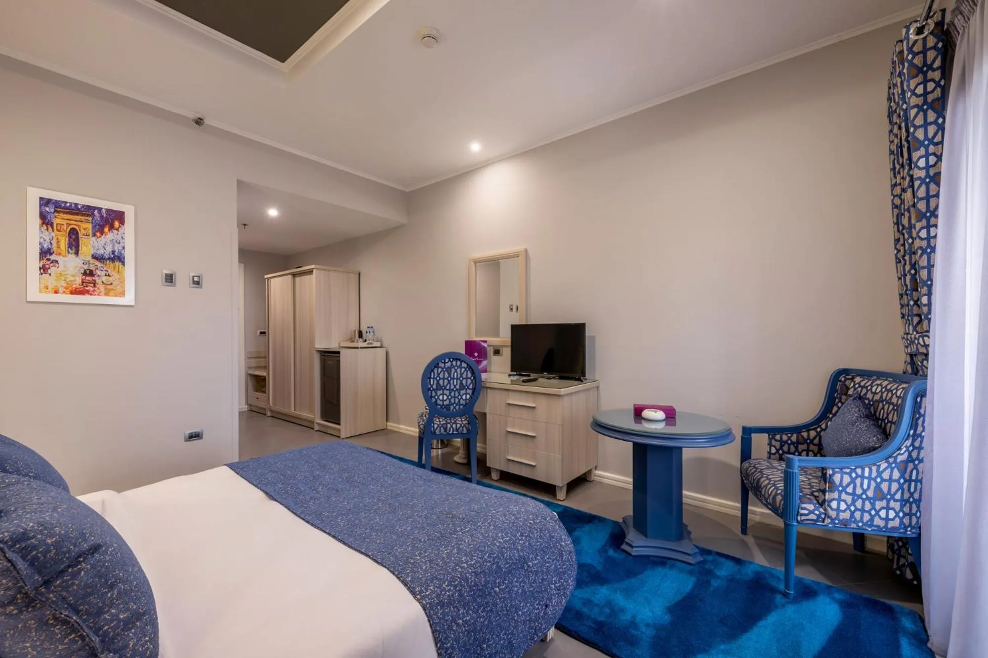 Living room, Bed in Royal Day Plaza Hotel