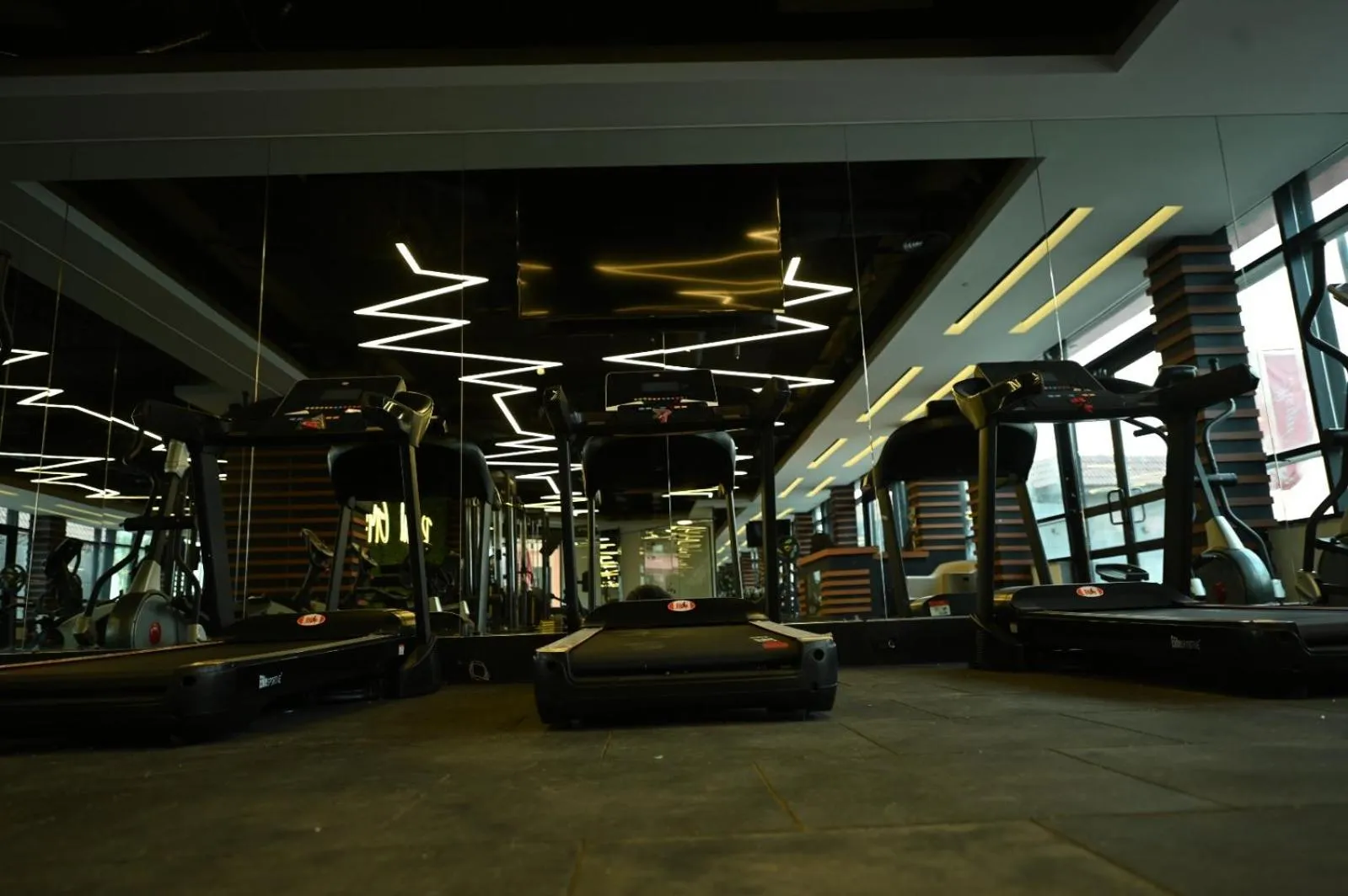 Fitness centre/facilities in Royal Day Plaza Hotel