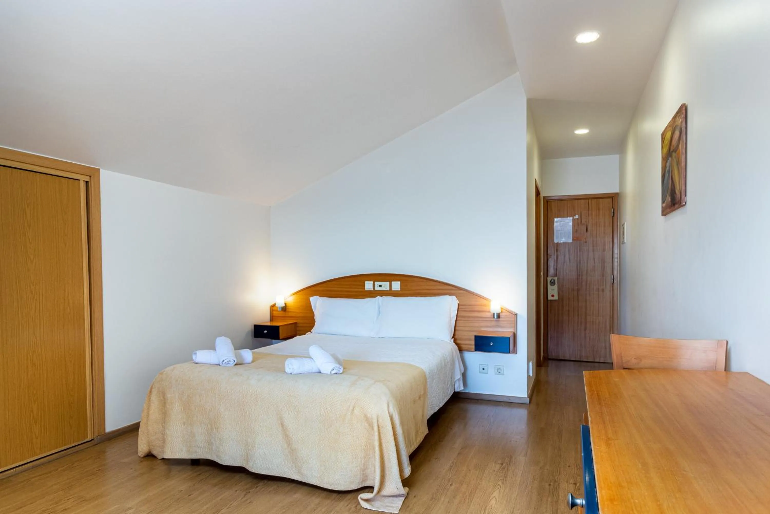 Communal lounge/ TV room, Bed in Albergaria Pedra D'Ouro