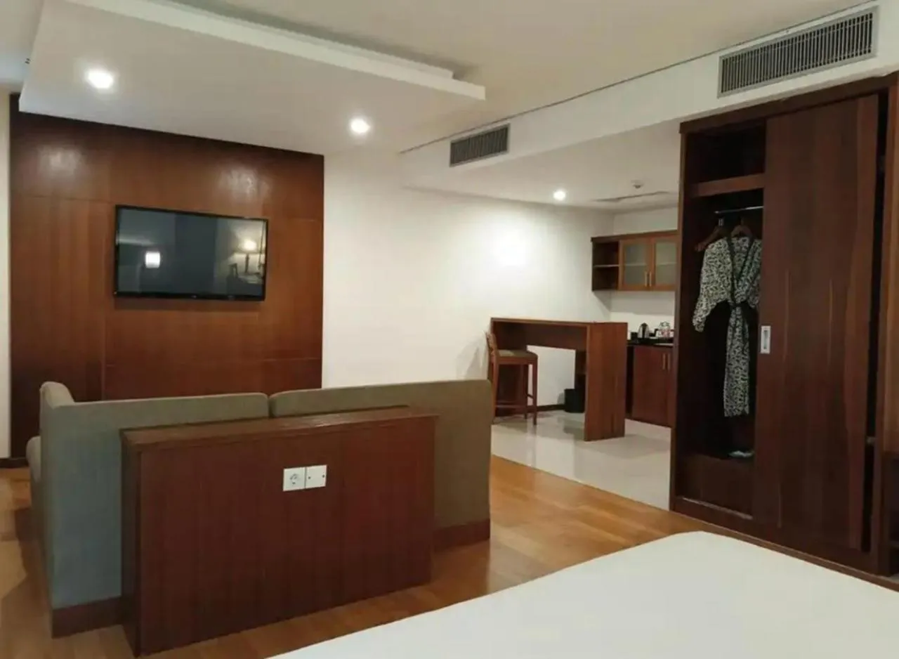 Kitchen or kitchenette, Bed in Oak Tree Emerald Hotel & Coventions Semarang