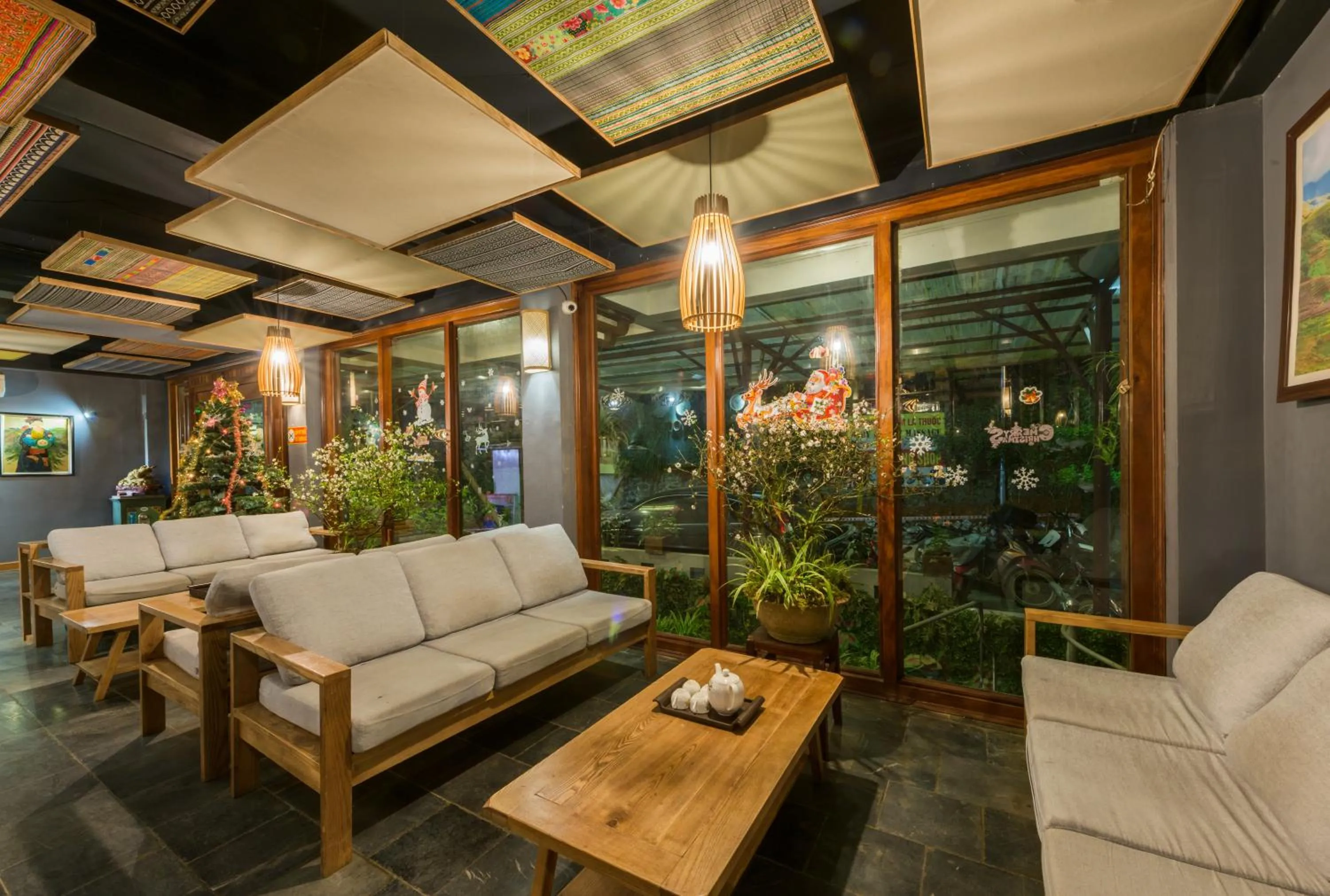 Communal lounge/ TV room in Sapa Panorama Hotel