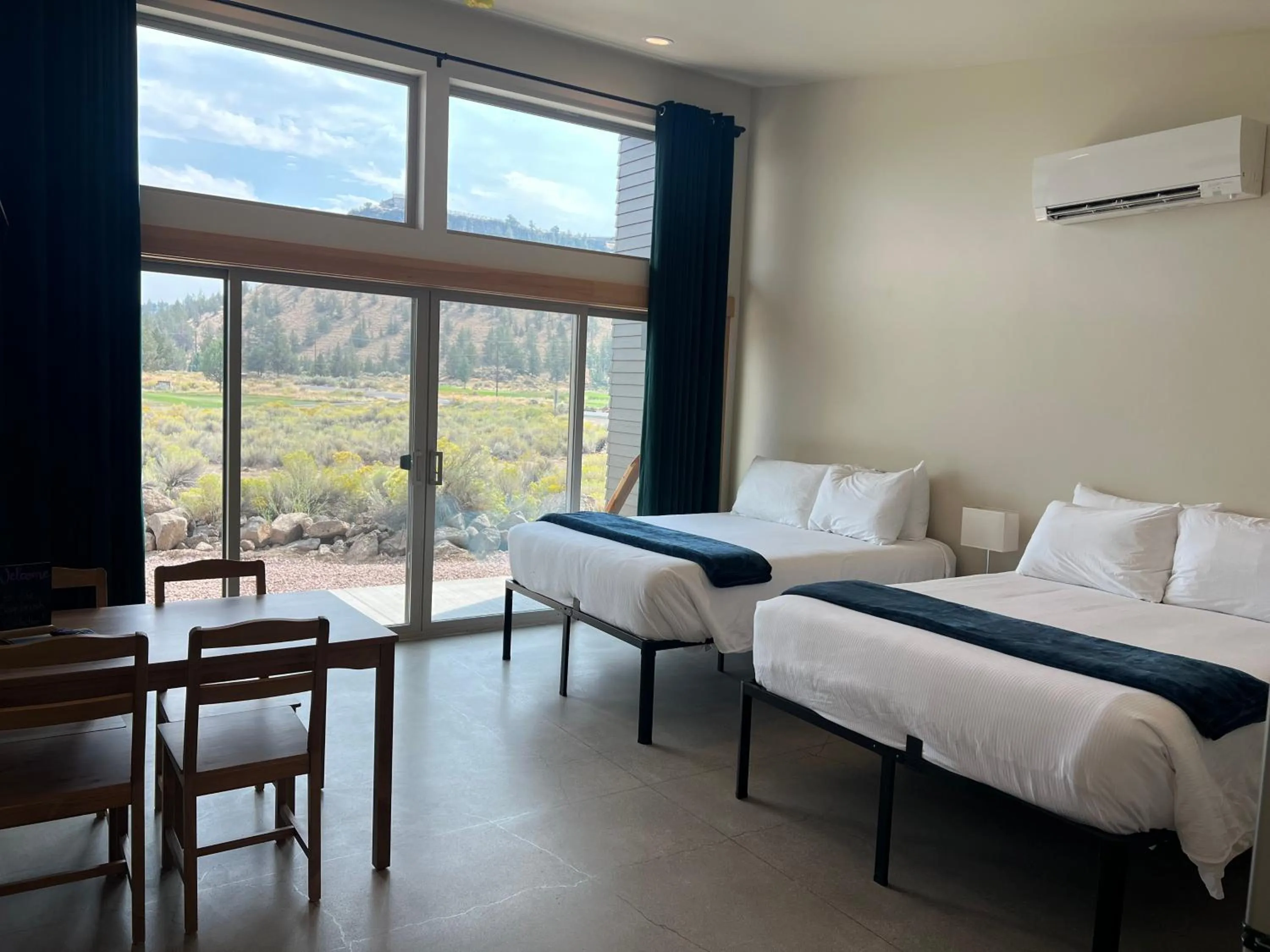 Living room, Bed in Crooked River Ranch Cabins