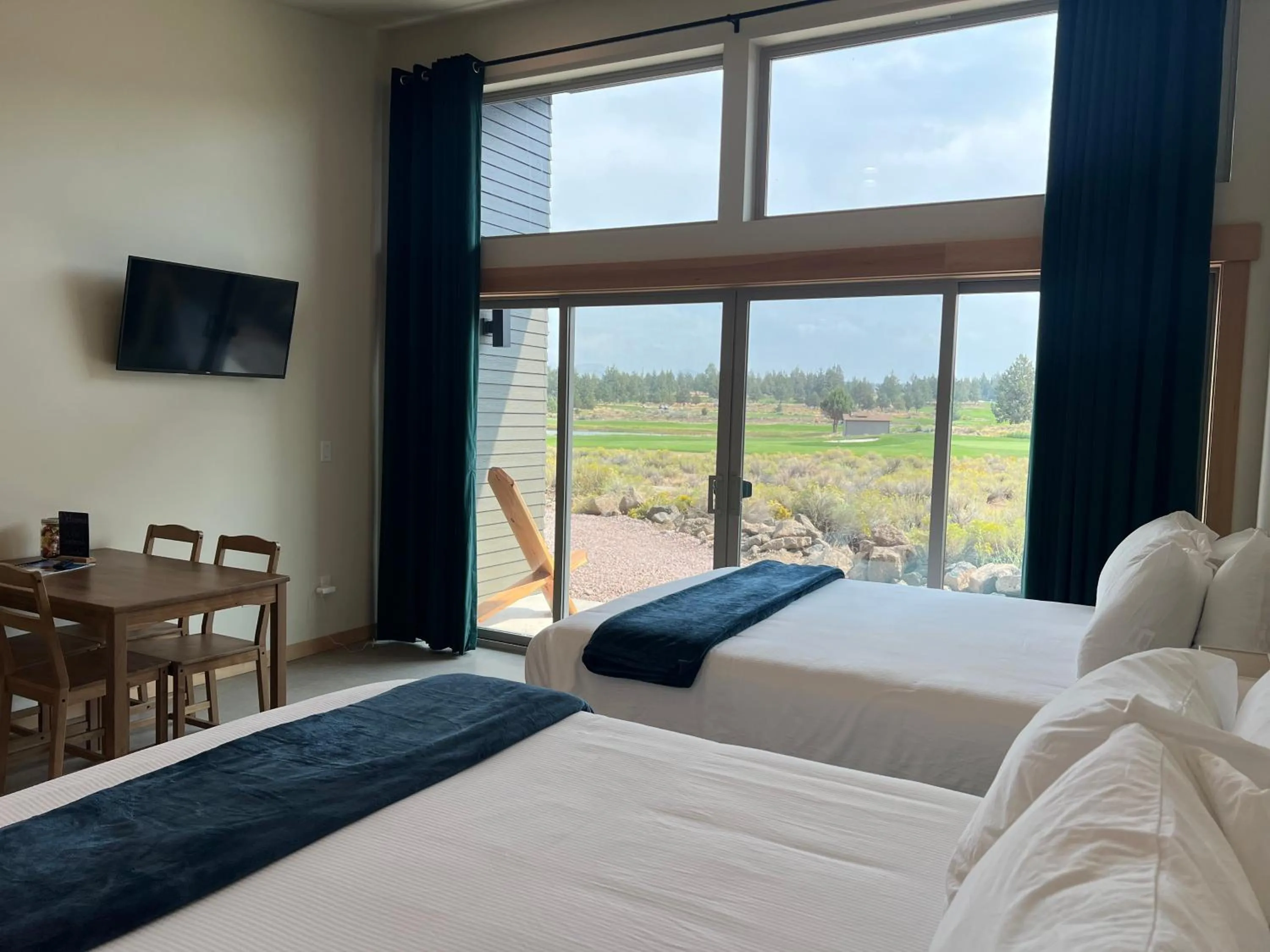 Living room, Bed in Crooked River Ranch Cabins