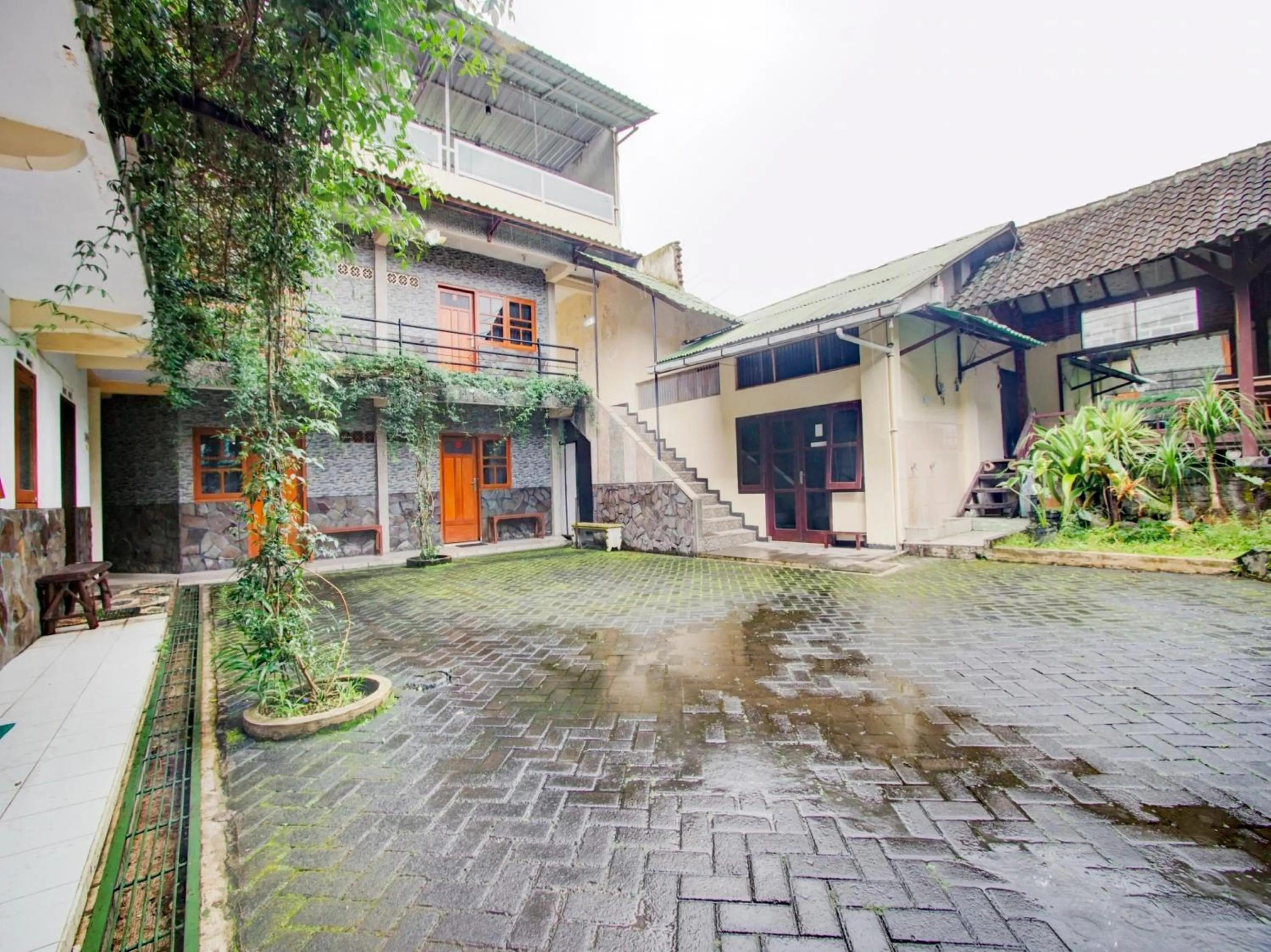 Property building in RedDoorz At Pandan Inn Batu